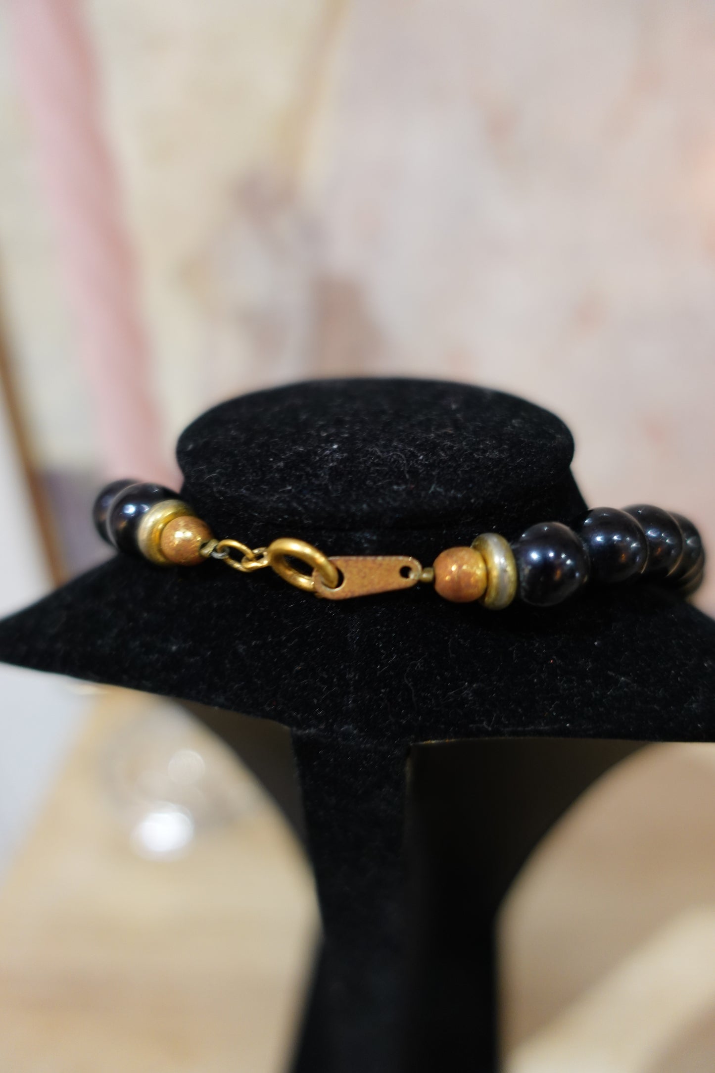 Collier vintage ethnique noir, vert et doré – Années 80/90