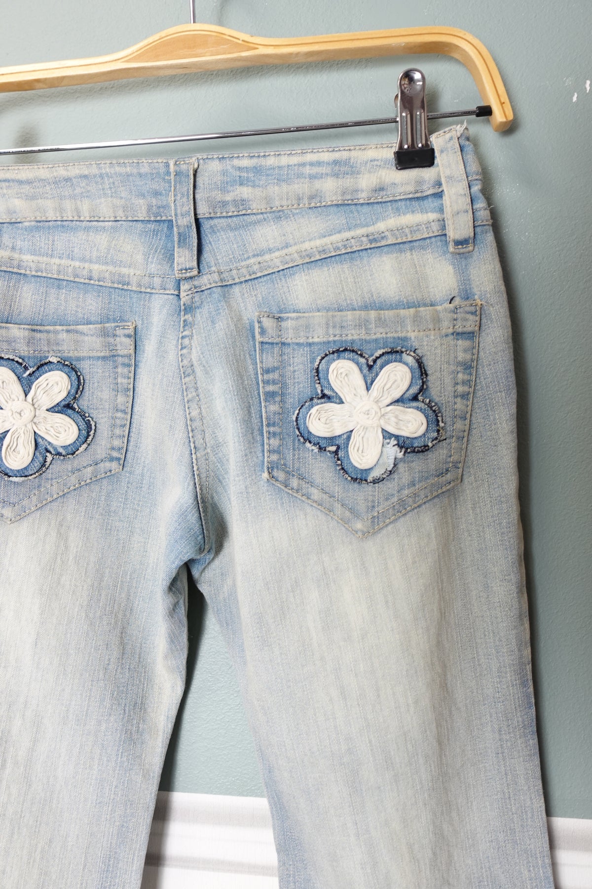 Jean Flare Vintage Y2K à fleurs brodées – La pépite des années 2000 🌼