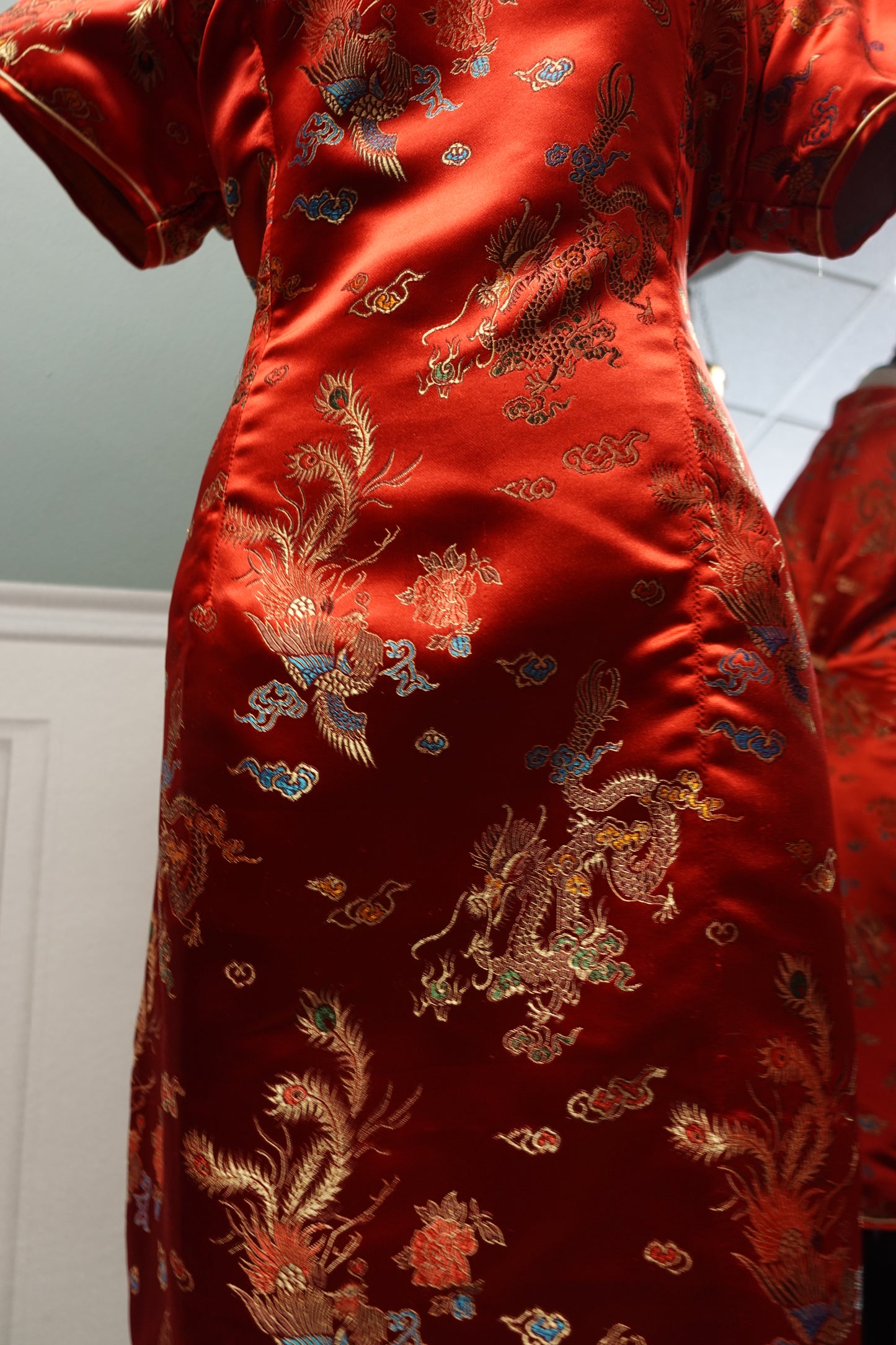 Robe Qipao Rétro en Brocart Satiné – Rouge Impérial