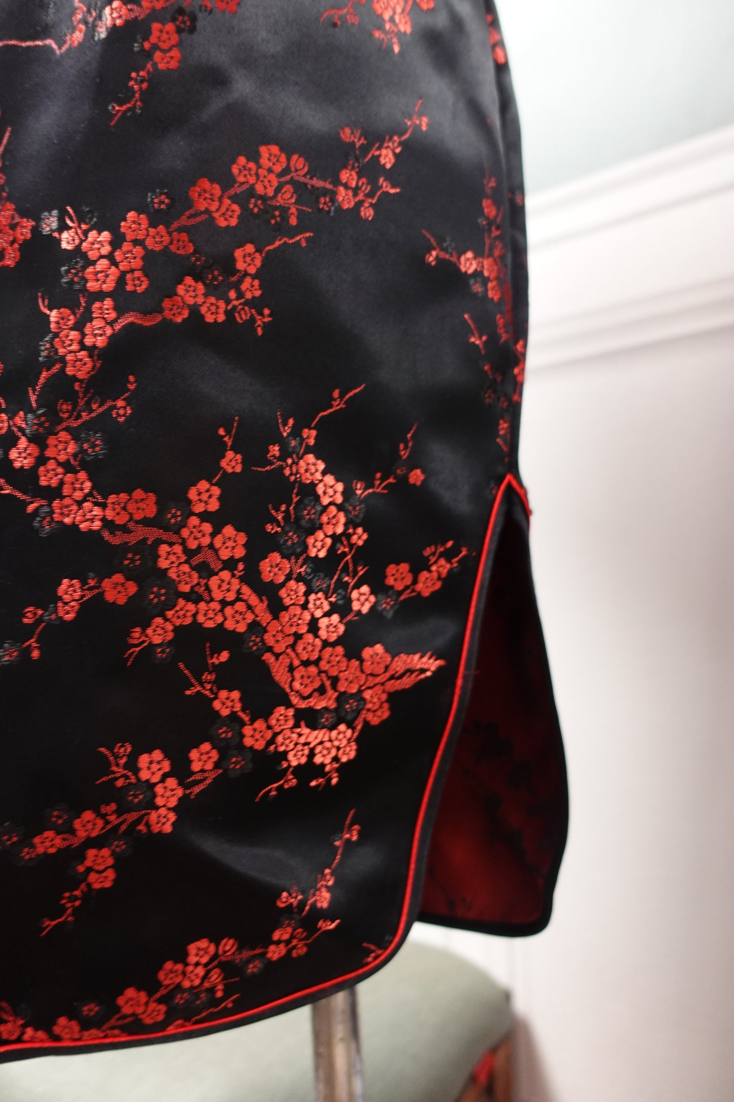 Robe Qipao Vintage en Soie Noire & Brocarts Rouges