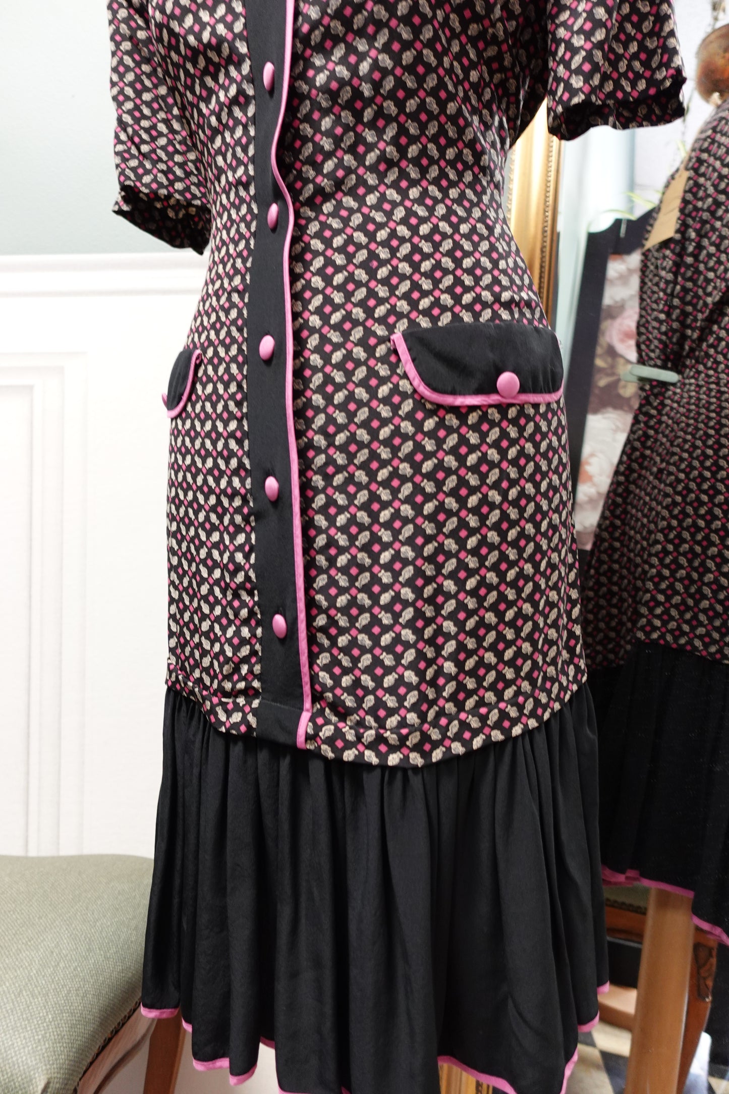 Robe vintage faite main noire et rose à motifs poissons – Style années 80/90