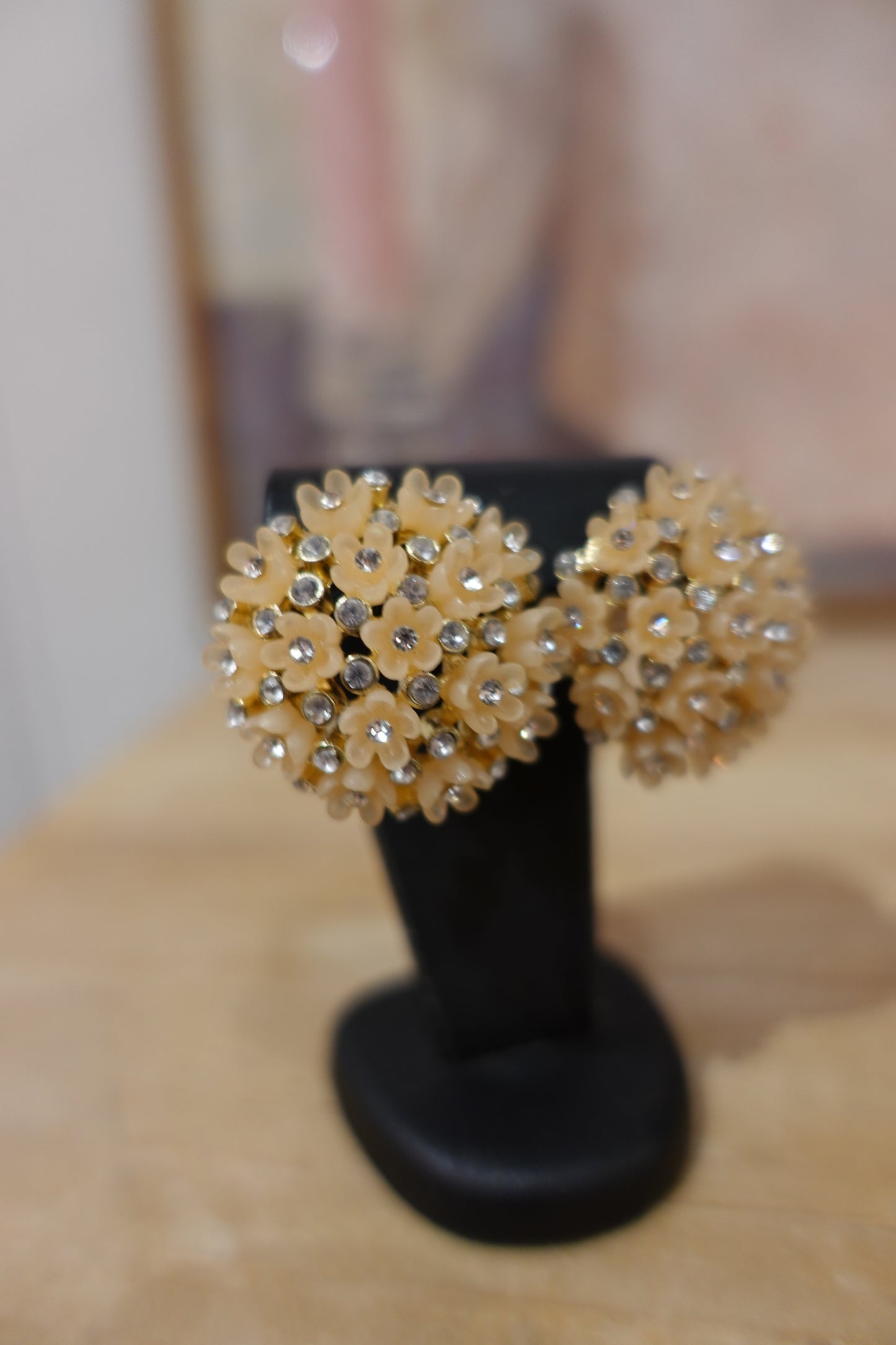 Boucles d’oreilles vintage fleurs crème et strass dorées – Années 60/70
