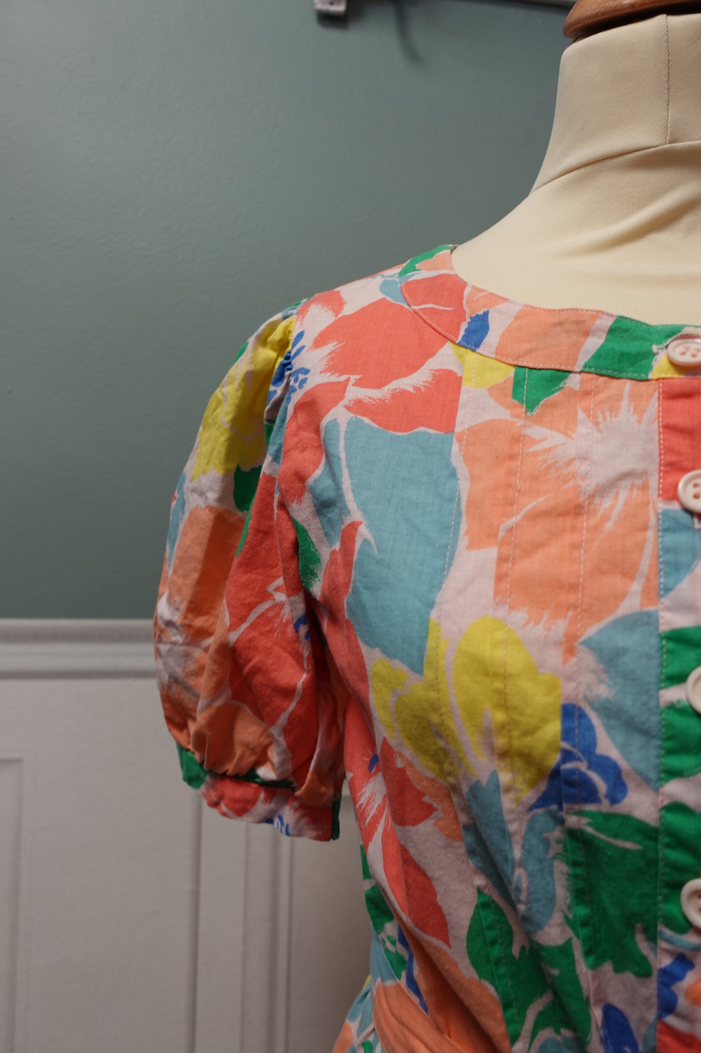 Robe vintage fleurie Made in France 100 % coton – Ceinturée