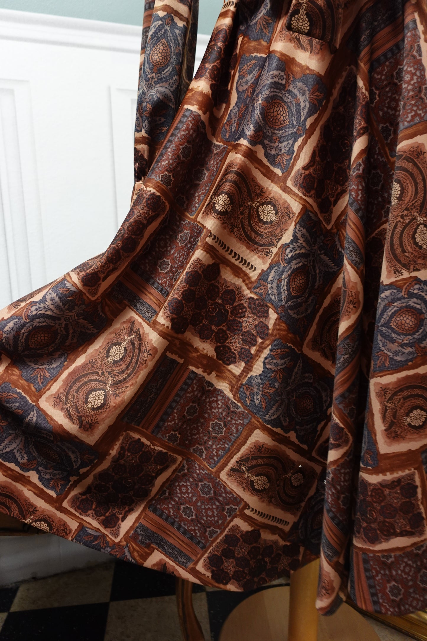 Robe Midi Vintage à Motifs Graphiques Marron & Col Lavallière