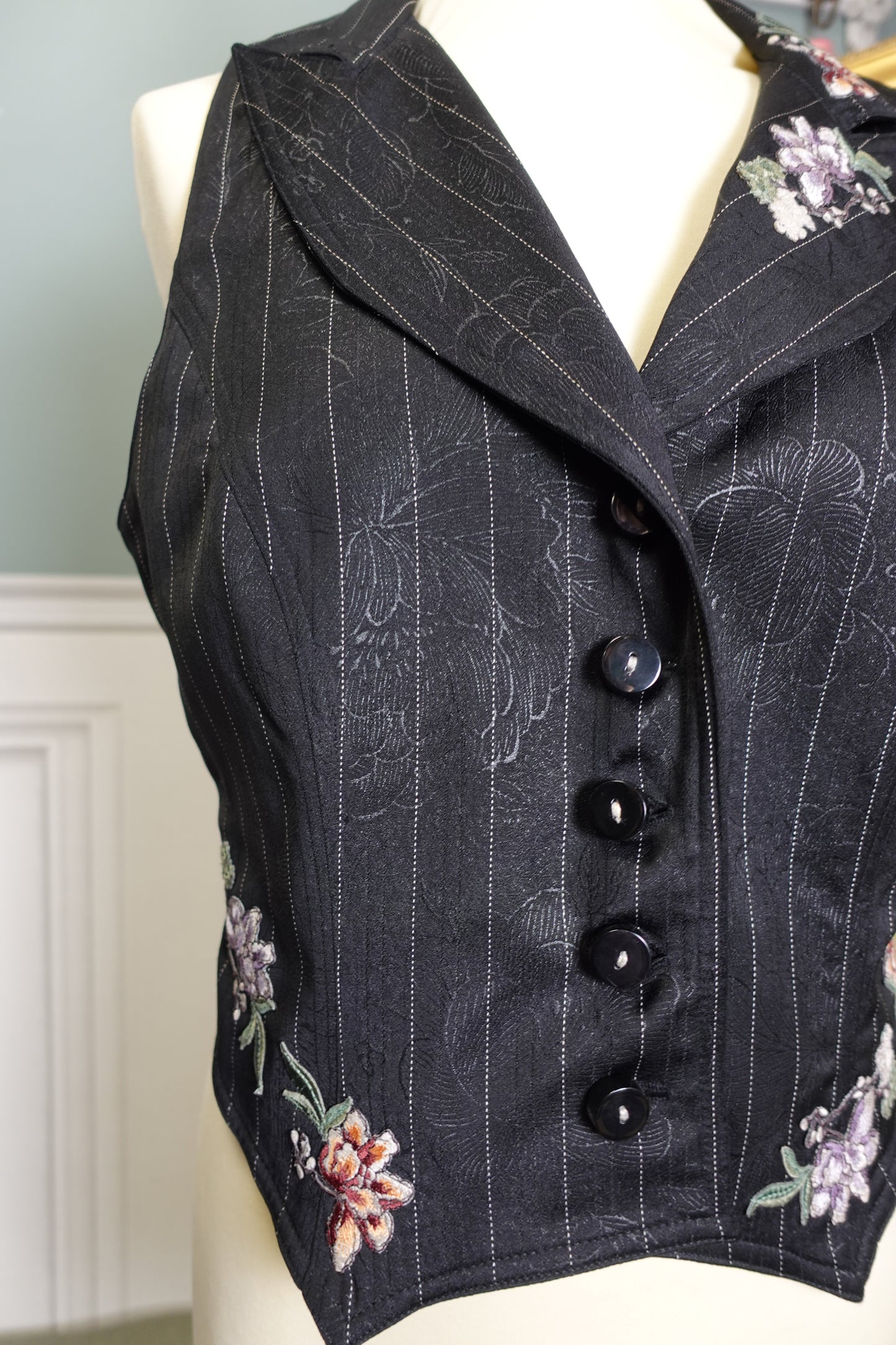 Gilet de costume vintage noir brodé à fines rayures