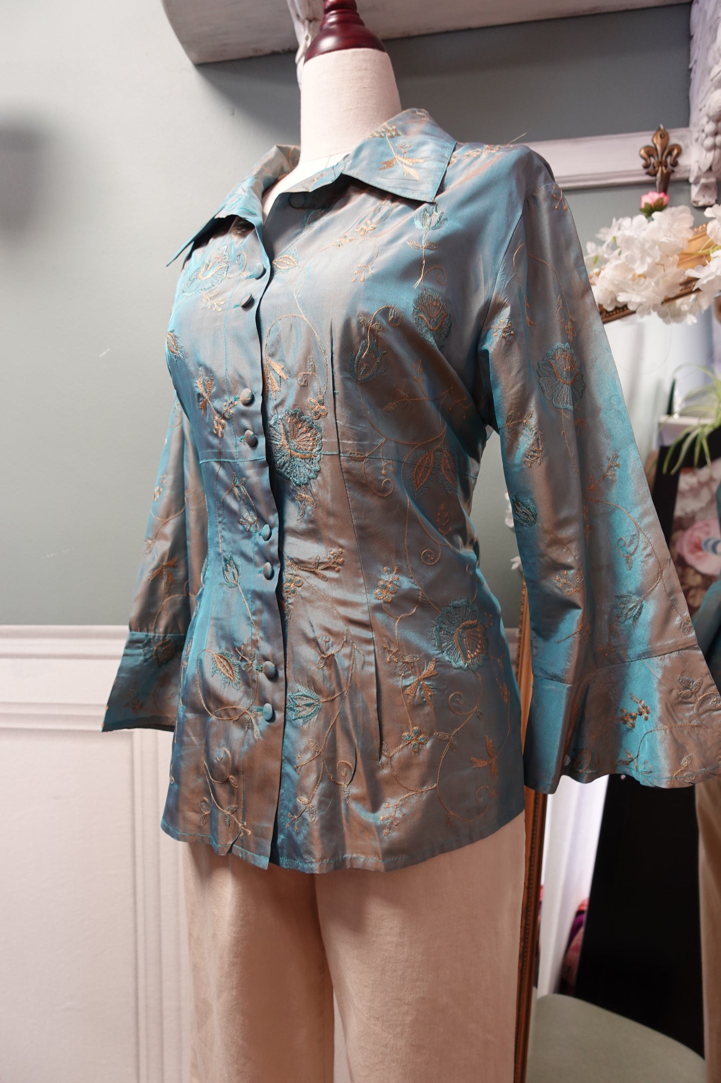 Blouse Satinée Broderies Graphiques & Reflets Dorés — Jacqueline Riu Archives