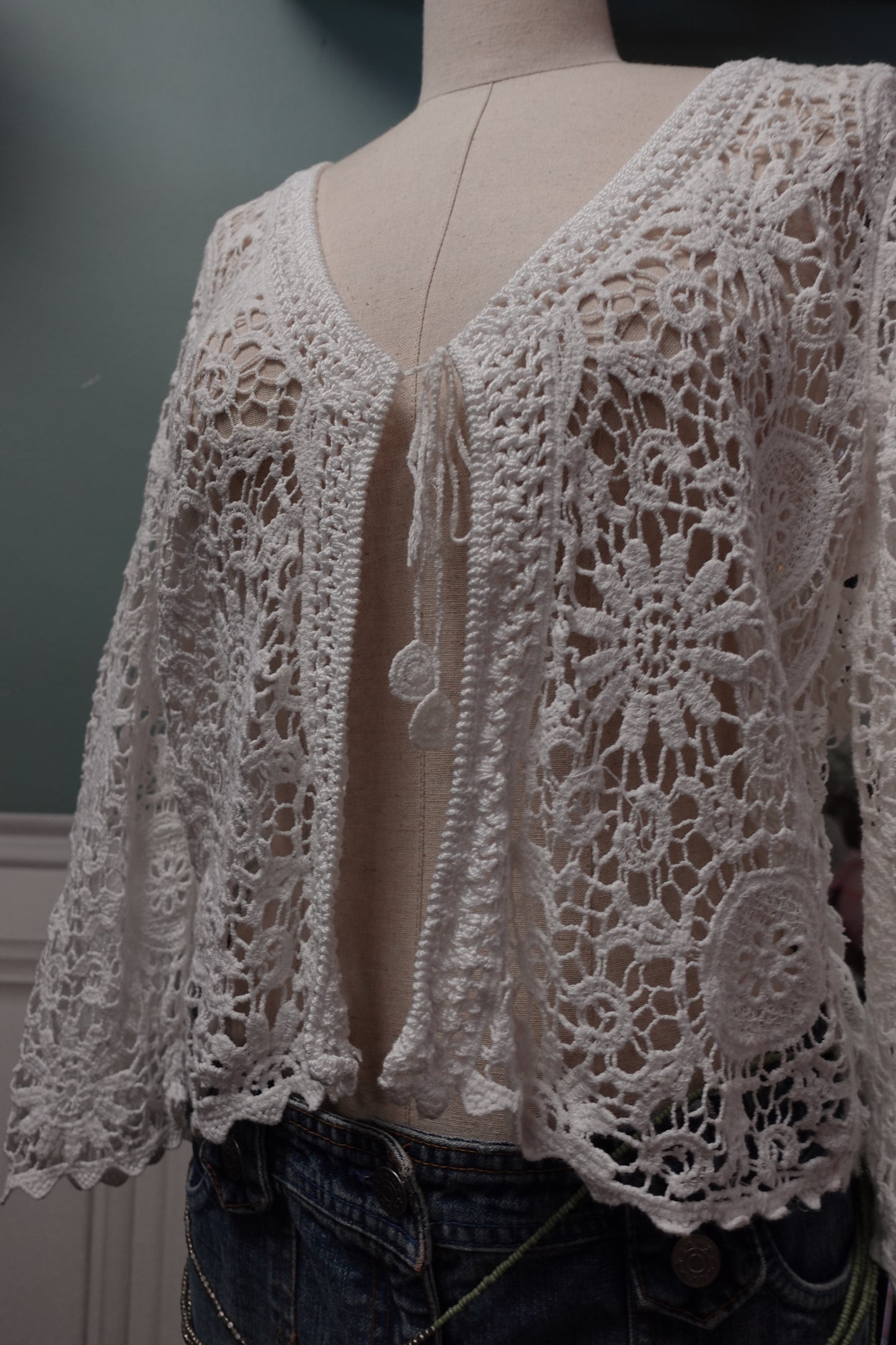 Gilet vintage en crochet blanc – Style bohème chic
