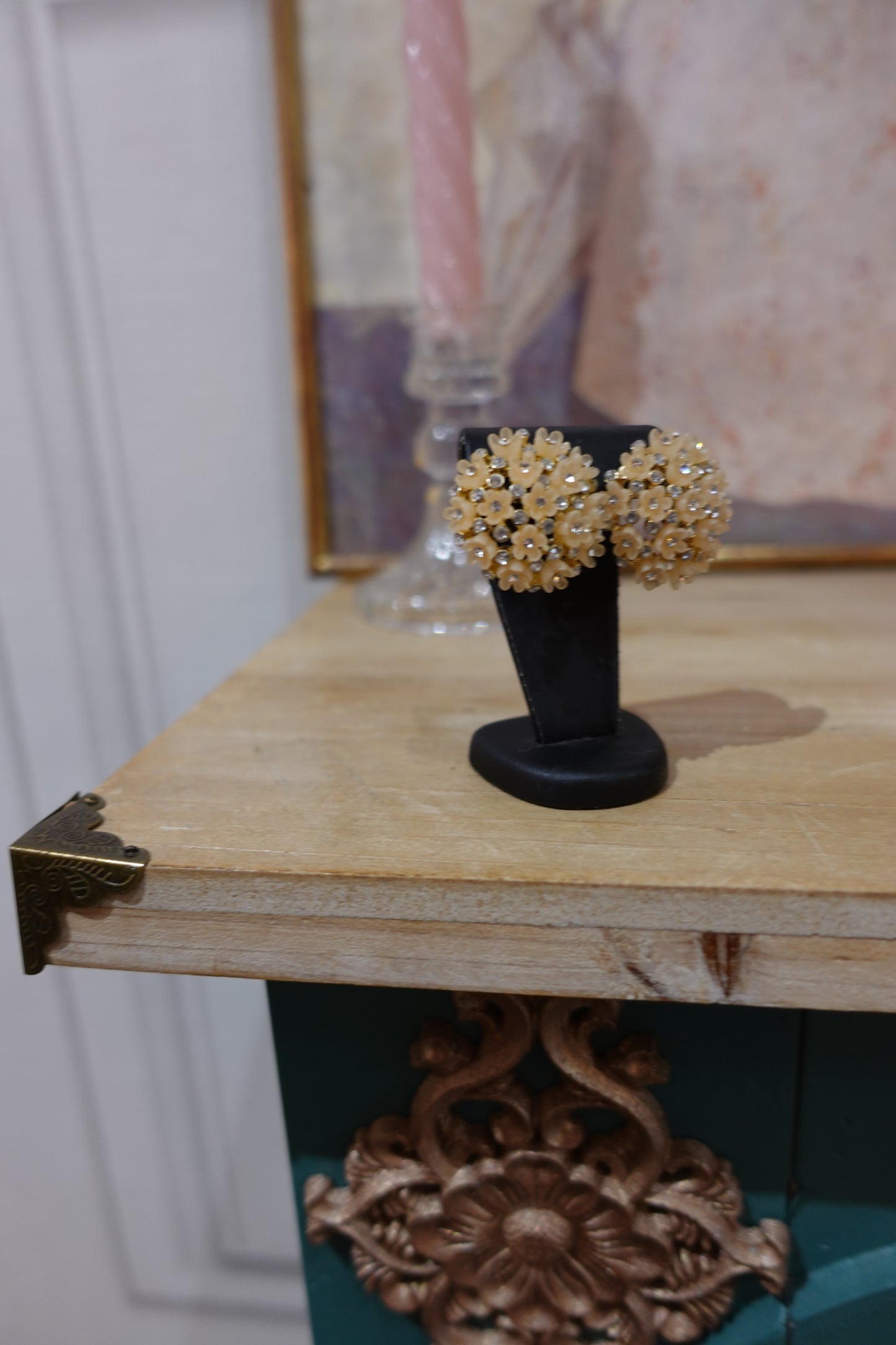 Boucles d’oreilles vintage fleurs crème et strass dorées – Années 60/70