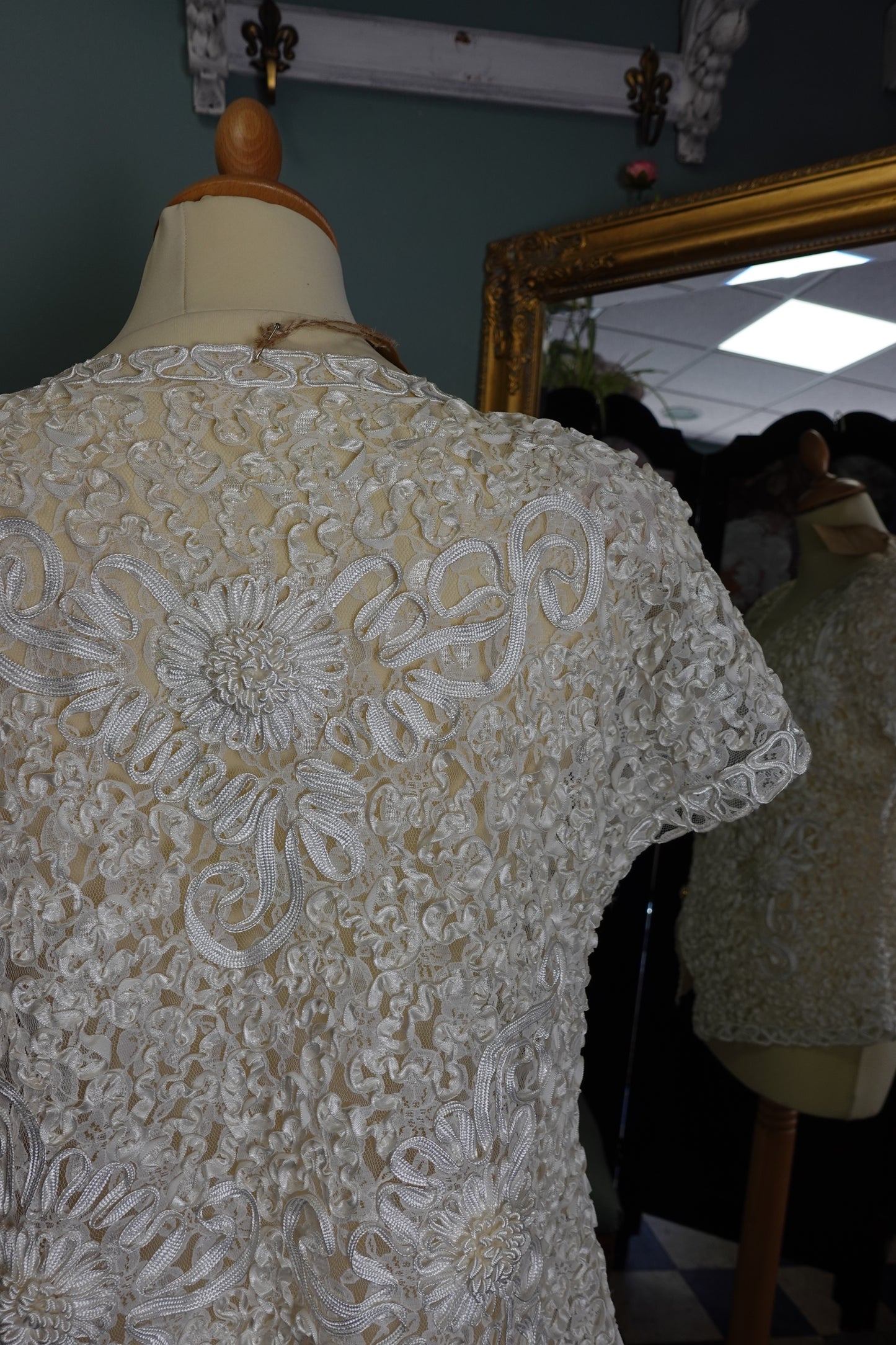 Gilet vintage blanc texturé à appliqués floraux