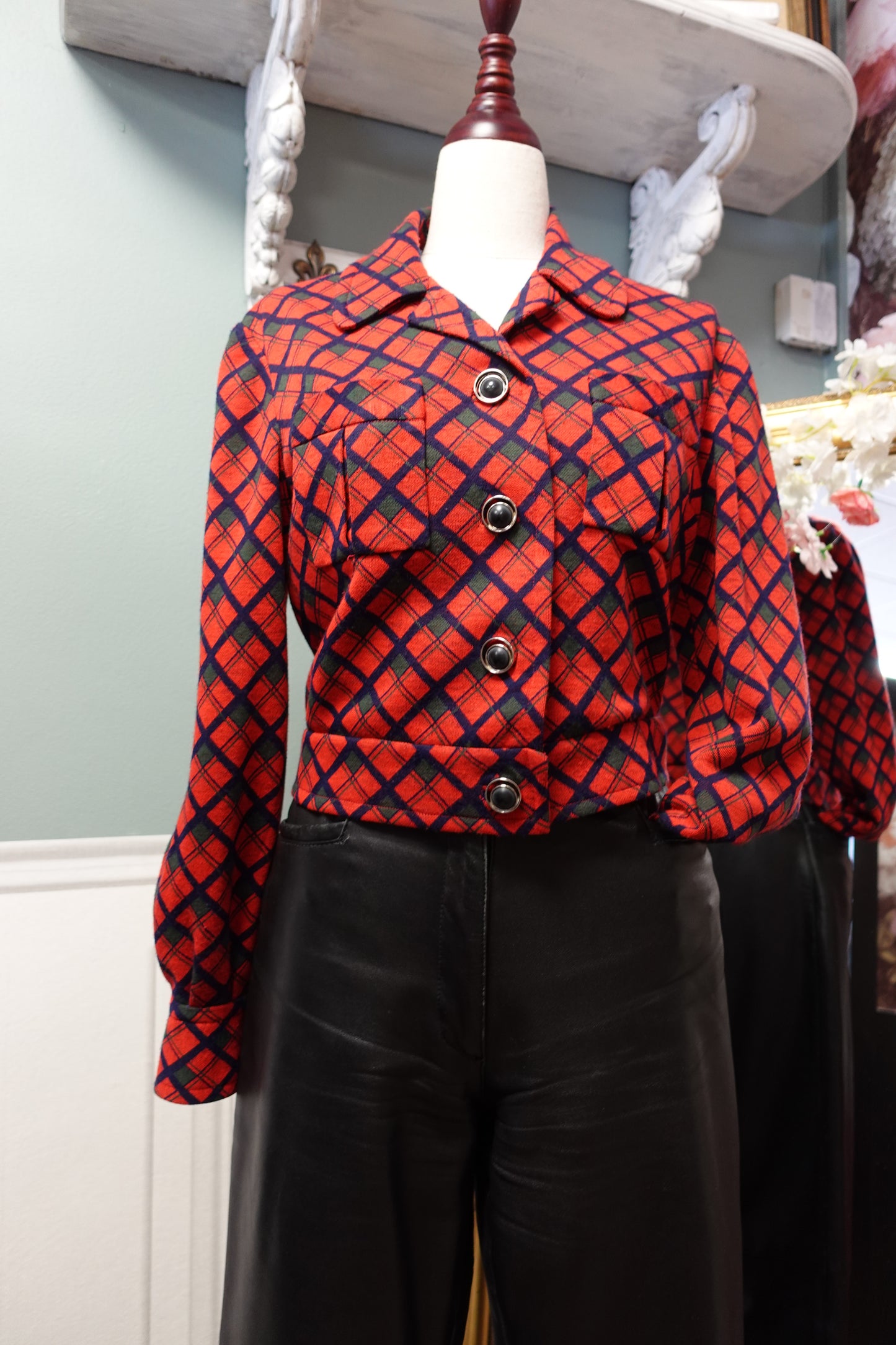 Veste Structurée "Cropped" en Laine Rouge et Motifs Tissés — Pièce d'Archive Rétro