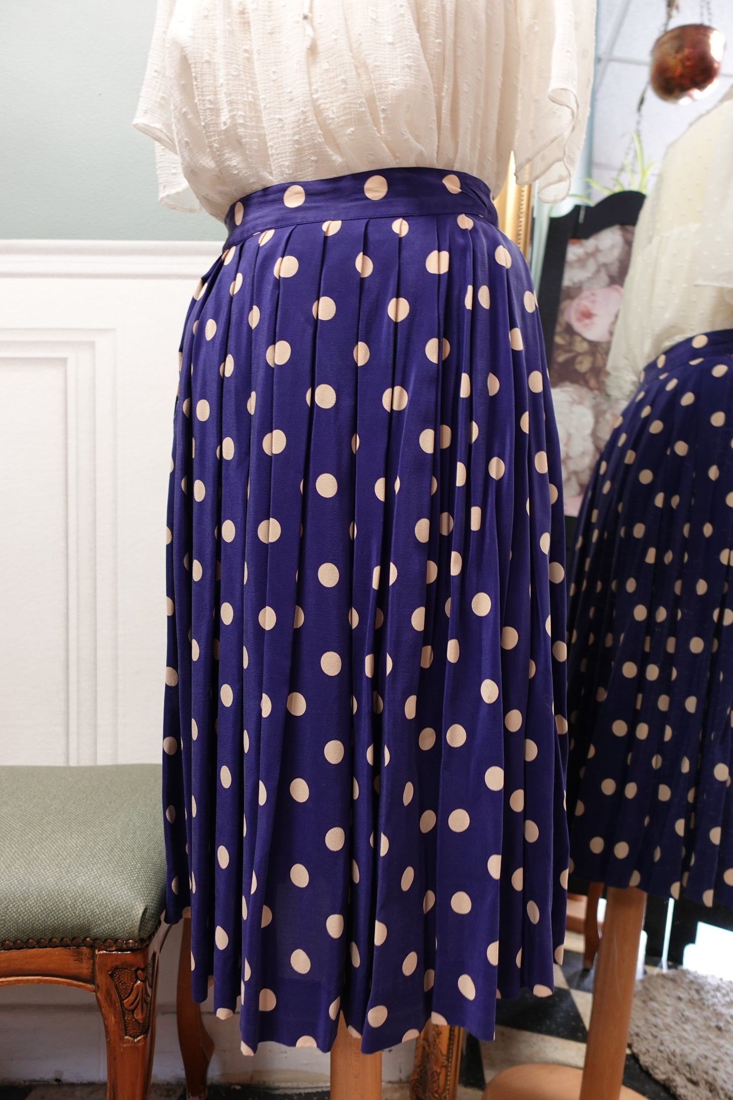 Jupe vintage en soie bleu-violet à pois beiges – Plissée