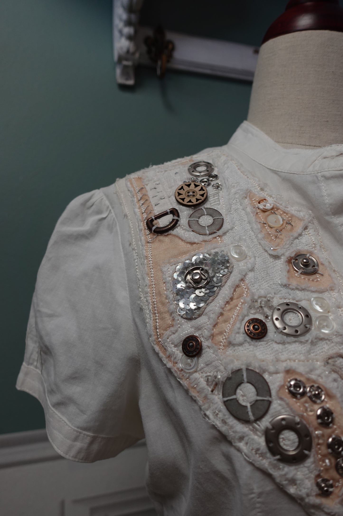 Chemisier en coton blanc "Artsy" à plastron de boutons vintage – T.36/38