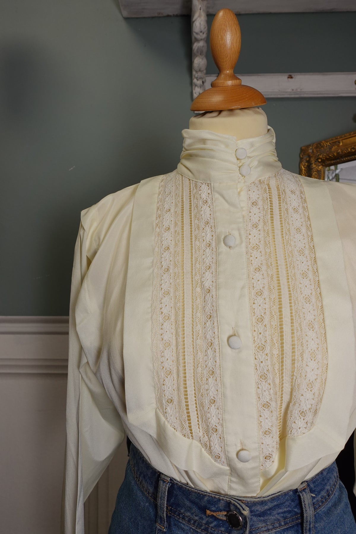 Chemisier en dentelle et col montant – Ted Lapidus Vintage – Ivoire
