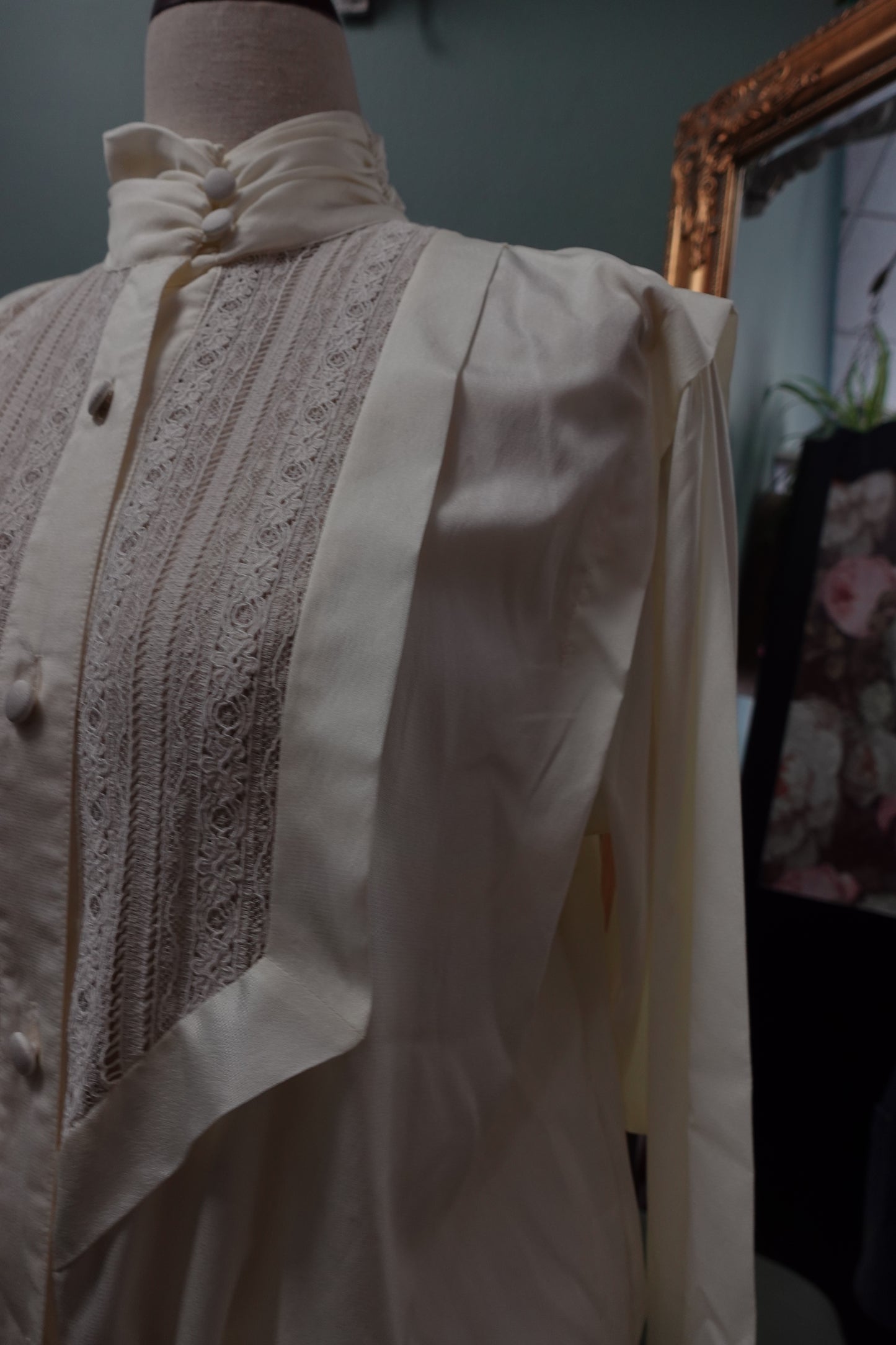 Chemisier en dentelle et col montant – Ted Lapidus Vintage – Ivoire