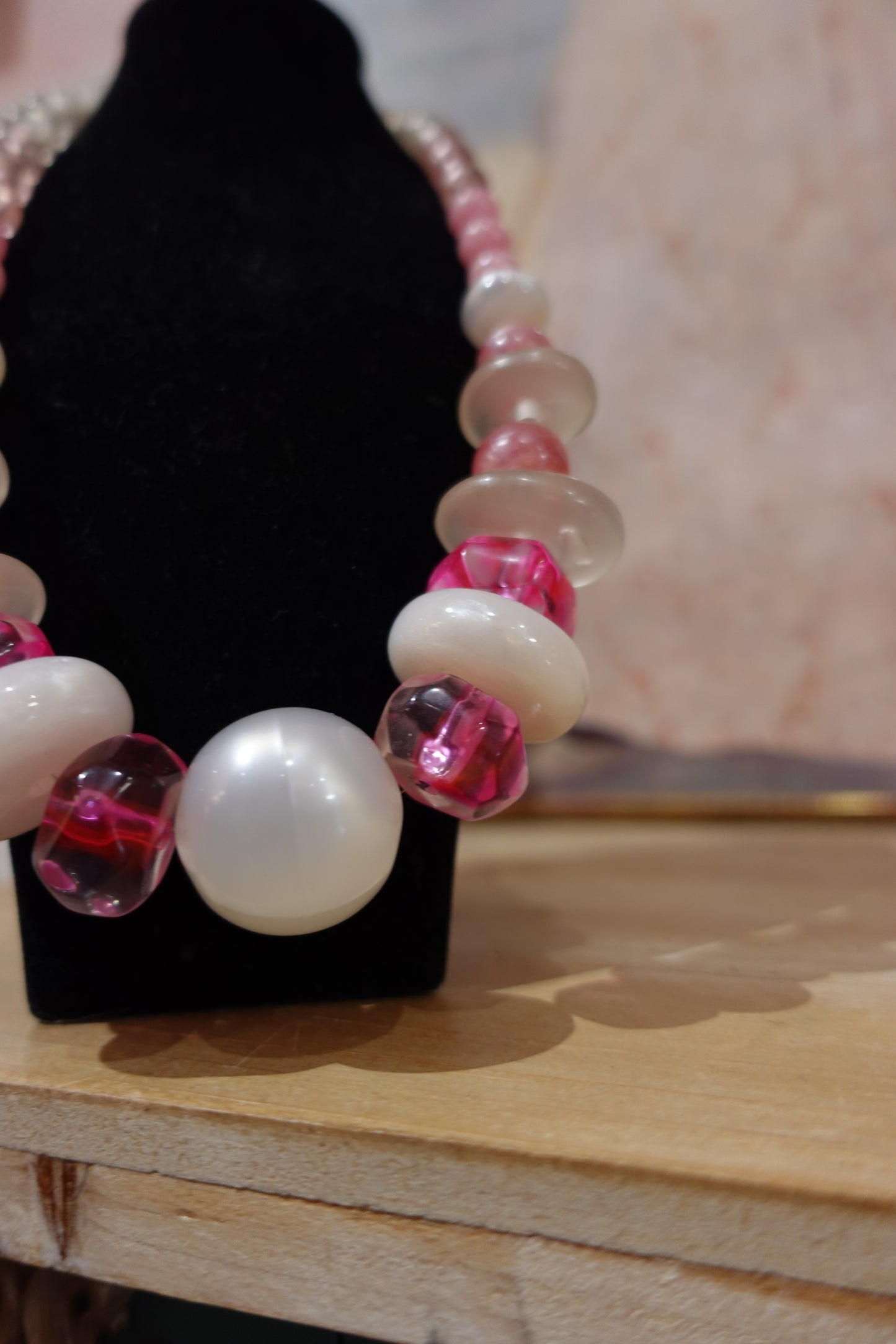 Collier vintage artisanal en perles fantaisie roses et blanches – 45 cm