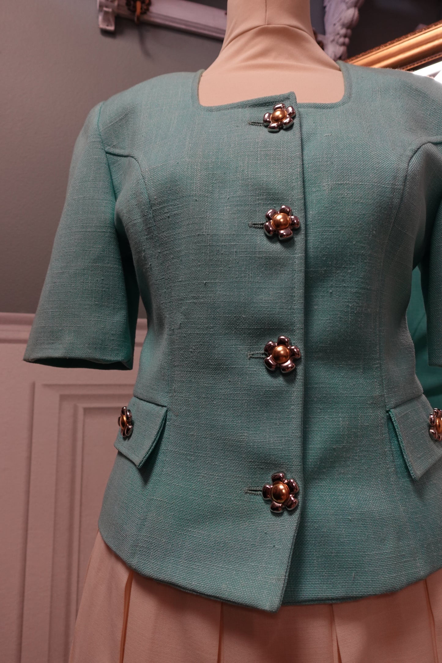 Veste tailleur vintage turquoise à boutons fleurs – Les Chemises Blanches France – Taille 38