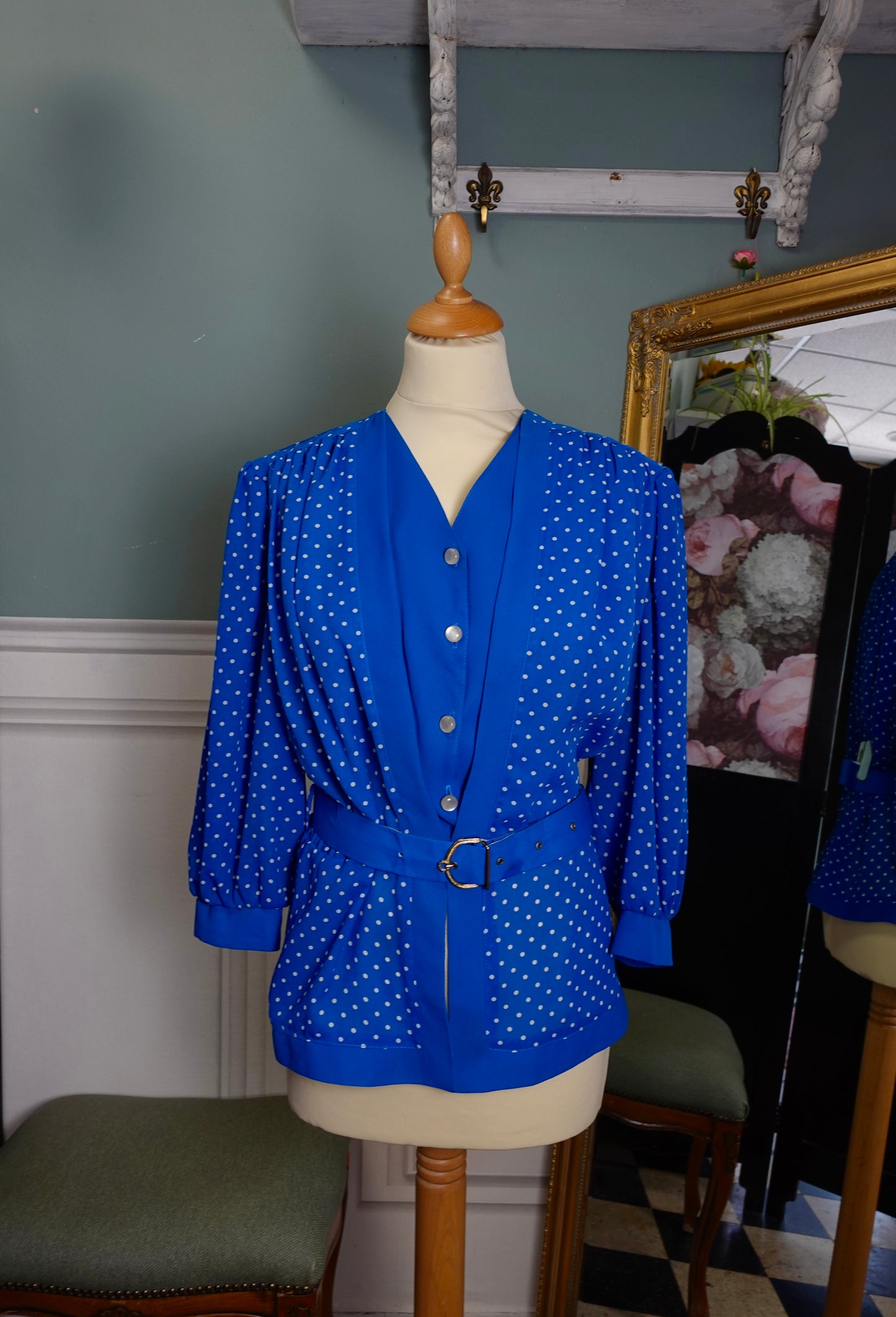 Blouse vintage bleue à pois avec ceinture