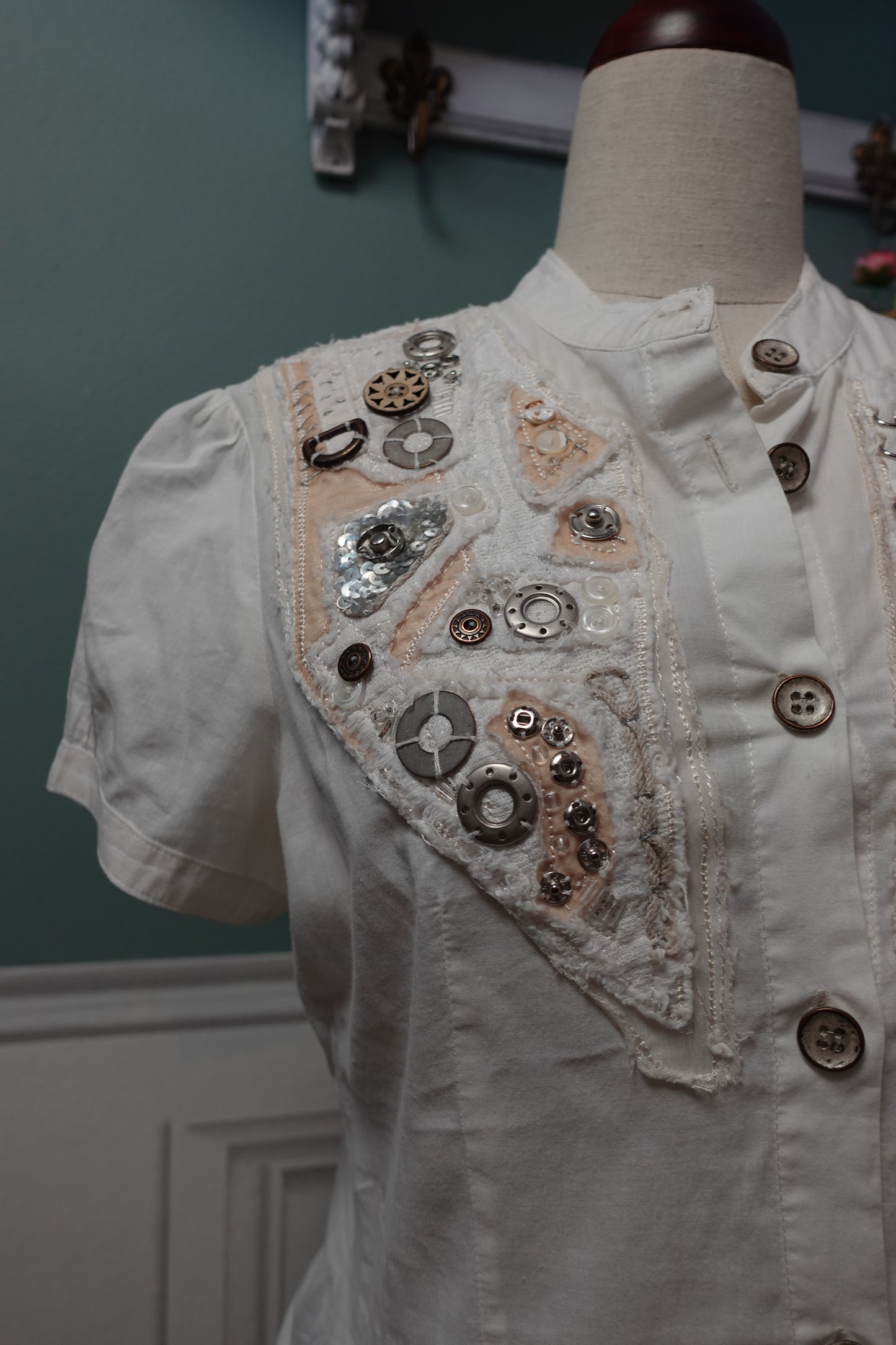 Chemisier en coton blanc "Artsy" à plastron de boutons vintage – T.36/38