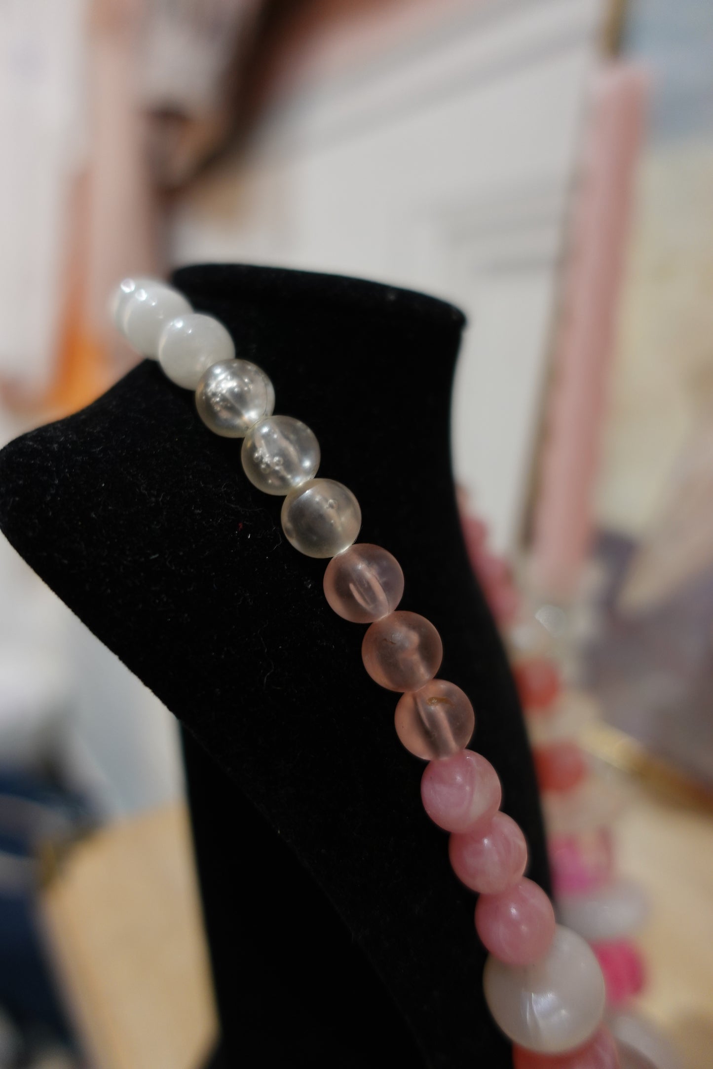 Collier vintage artisanal en perles fantaisie roses et blanches – 45 cm