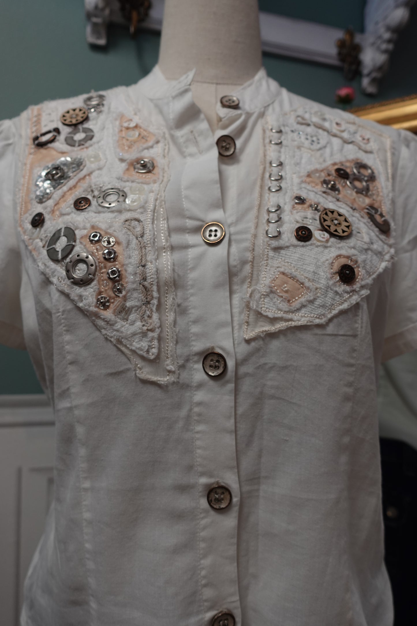 Chemisier en coton blanc "Artsy" à plastron de boutons vintage – T.36/38