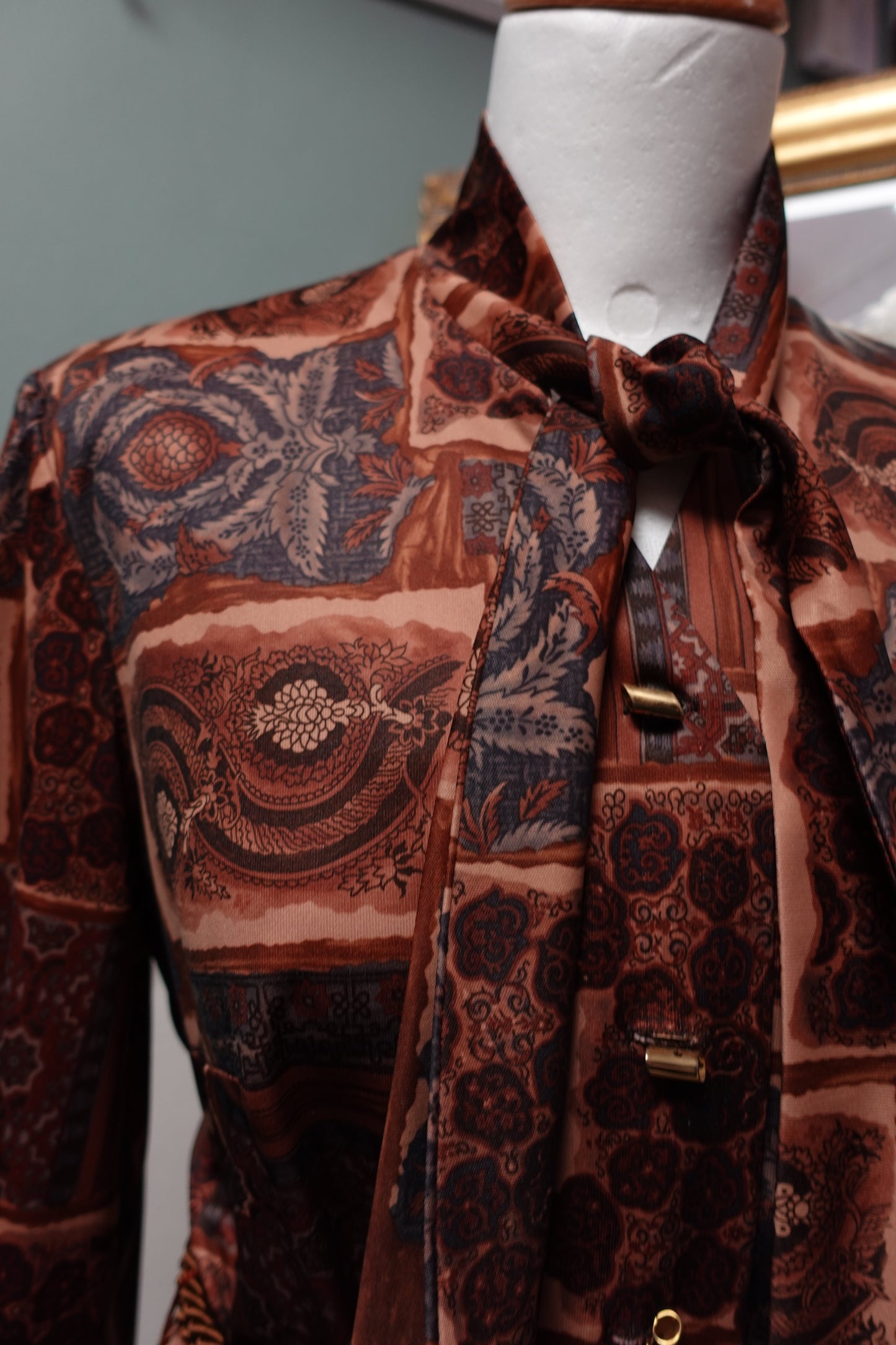 Robe Midi Vintage à Motifs Graphiques Marron & Col Lavallière