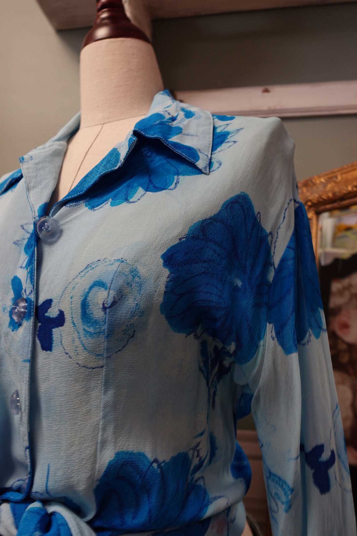 Chemisier vintage Beverly Rose en viscose à imprimé floral bleu