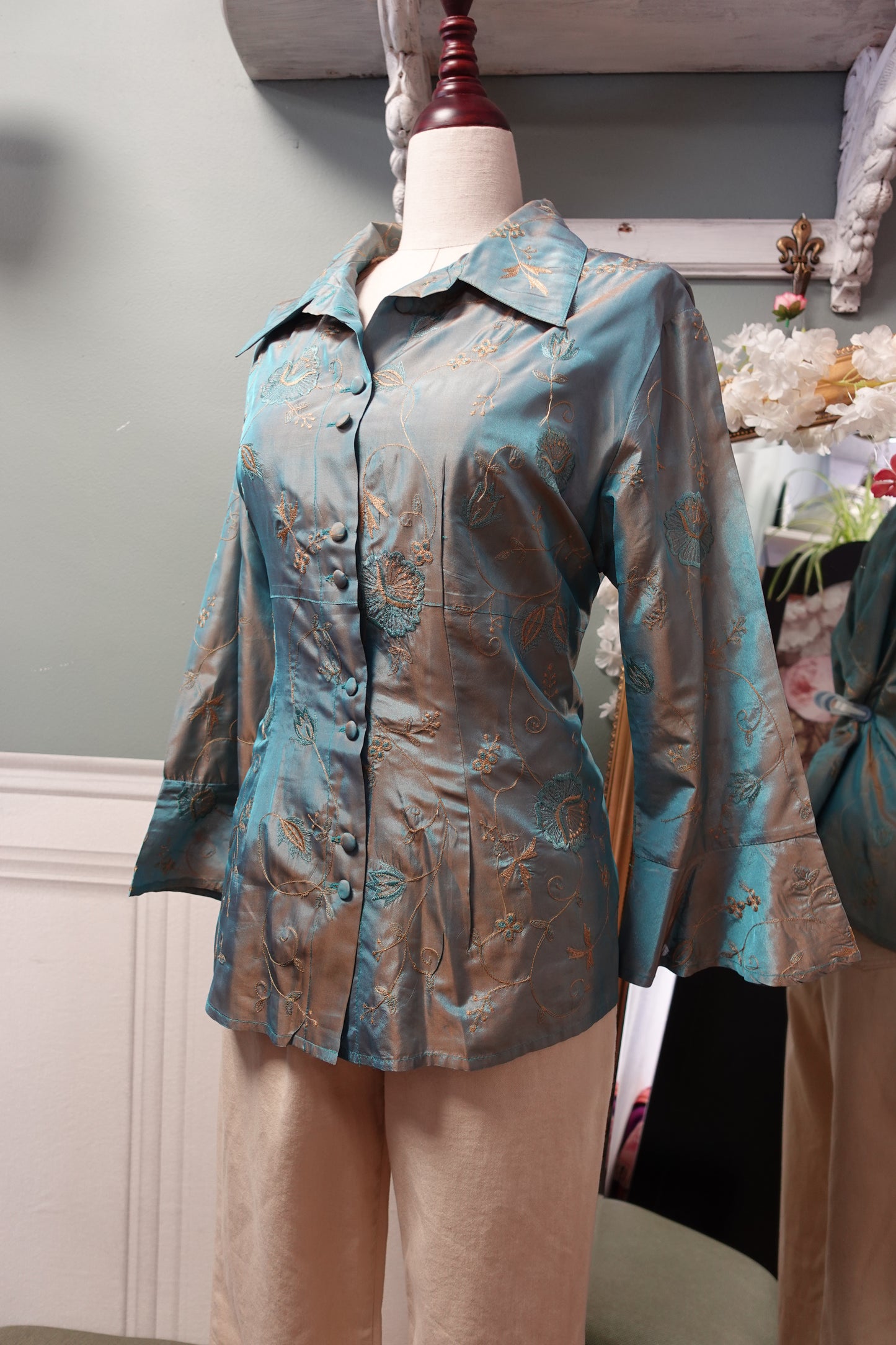Blouse Satinée Broderies Graphiques & Reflets Dorés — Jacqueline Riu Archives