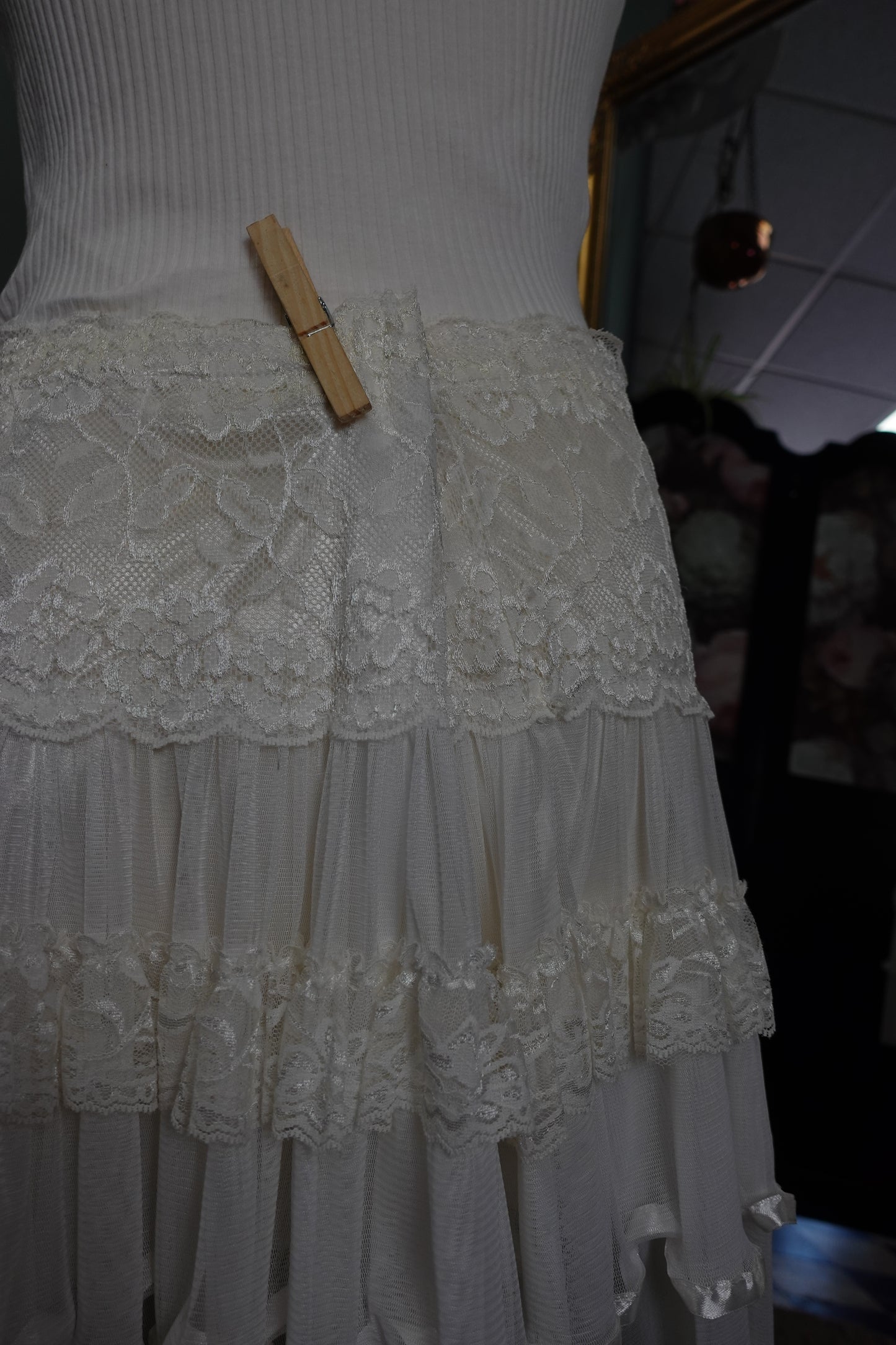 Jupe blanche romantique en dentelle et tulle à volants