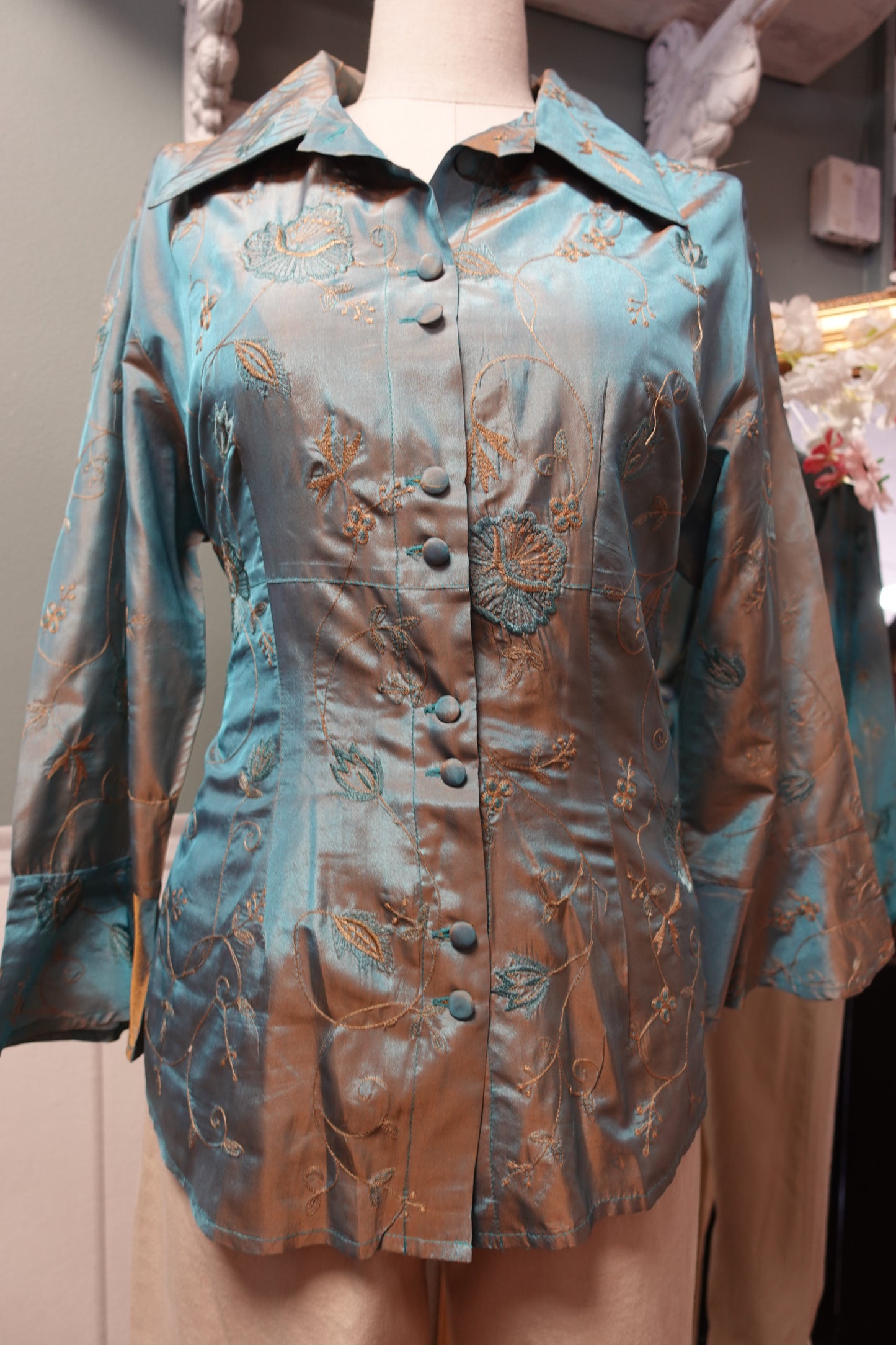 Blouse Satinée Broderies Graphiques & Reflets Dorés — Jacqueline Riu Archives