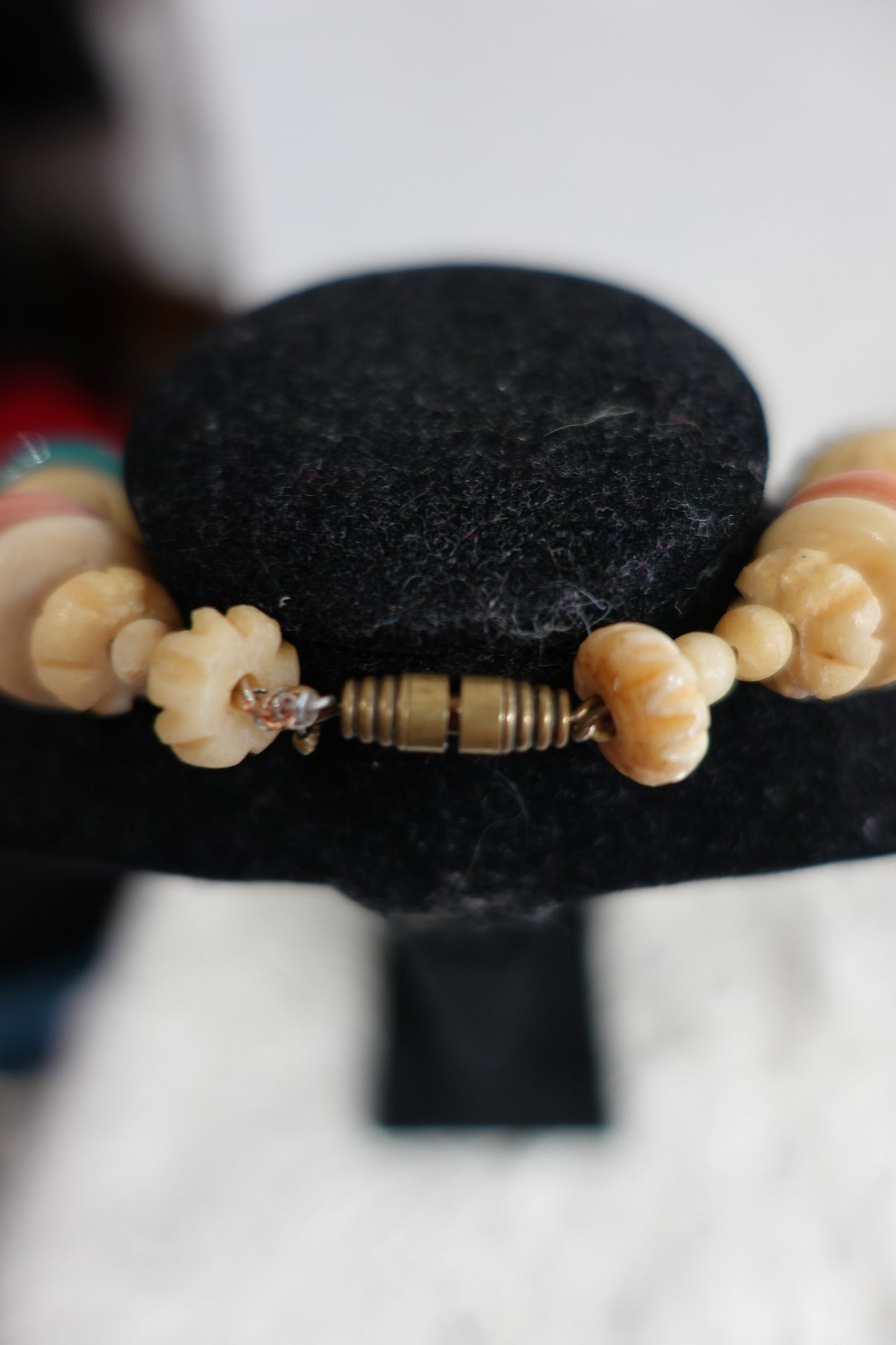 Collier Plastron "Trésor Antique" - Perles Sculptées & Laiton