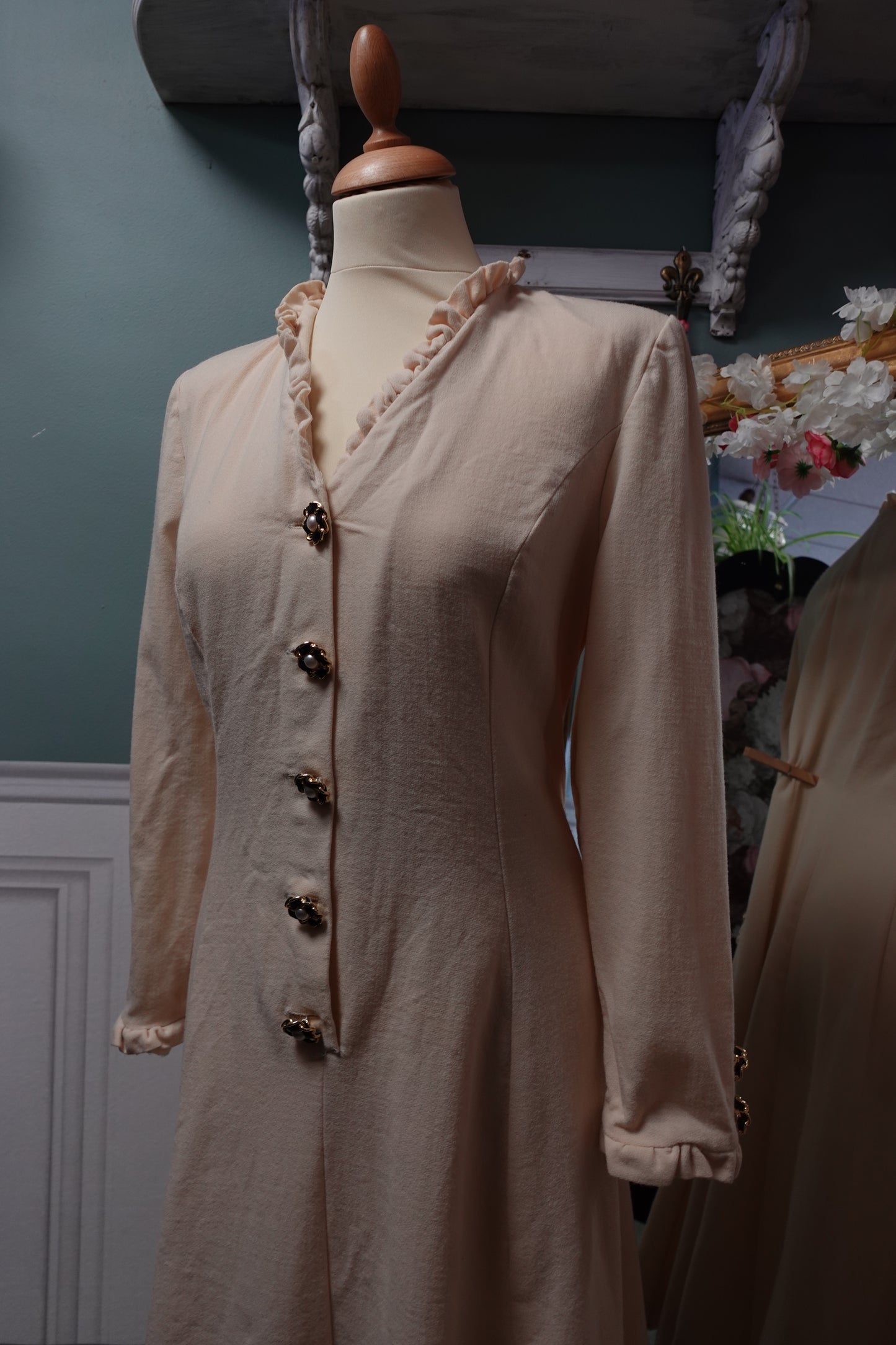 : Robe Midi en Laine Fine et Boutons Bijoux — Confection Italienne Rétro