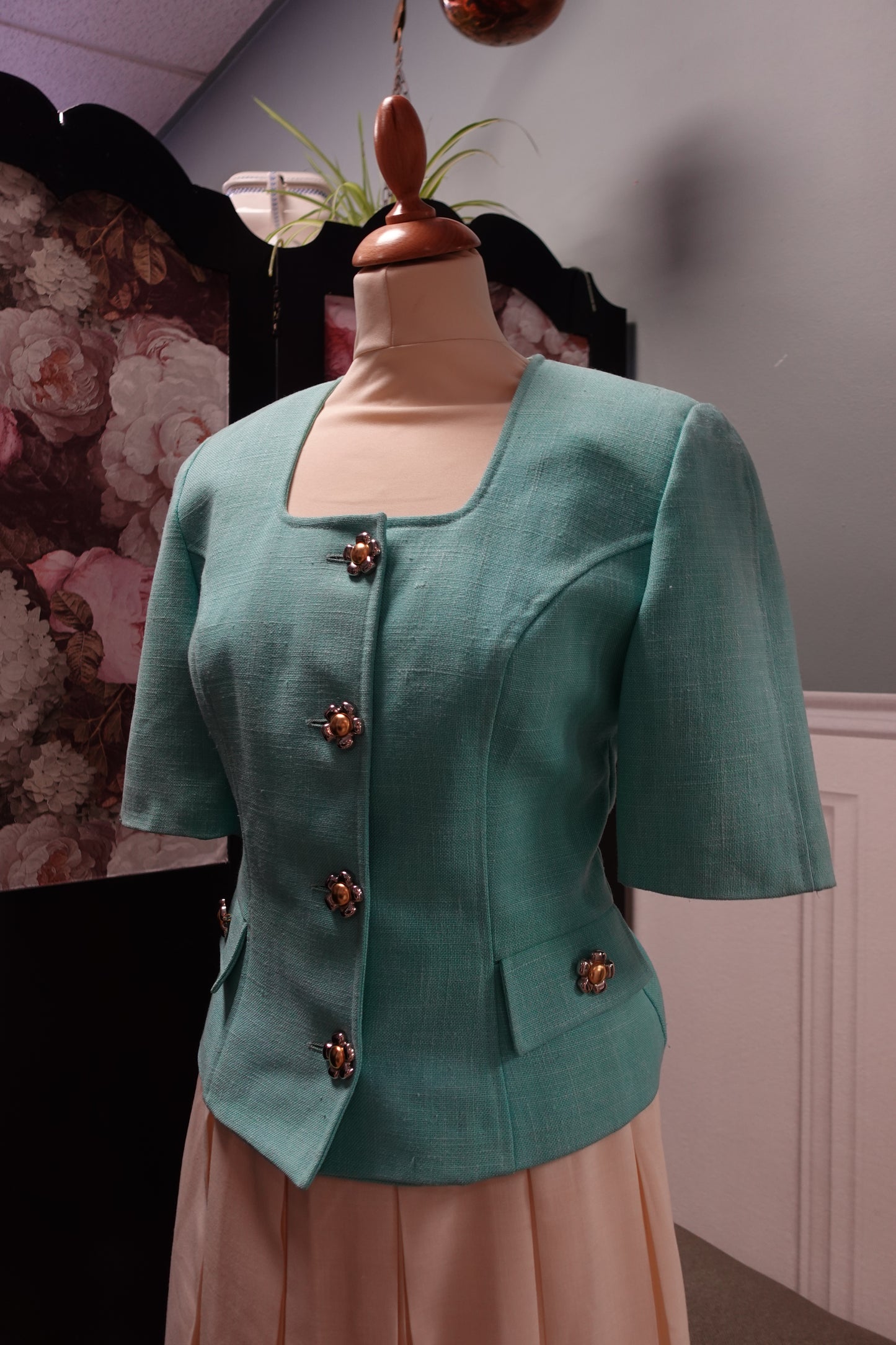 Veste tailleur vintage turquoise à boutons fleurs – Les Chemises Blanches France – Taille 38