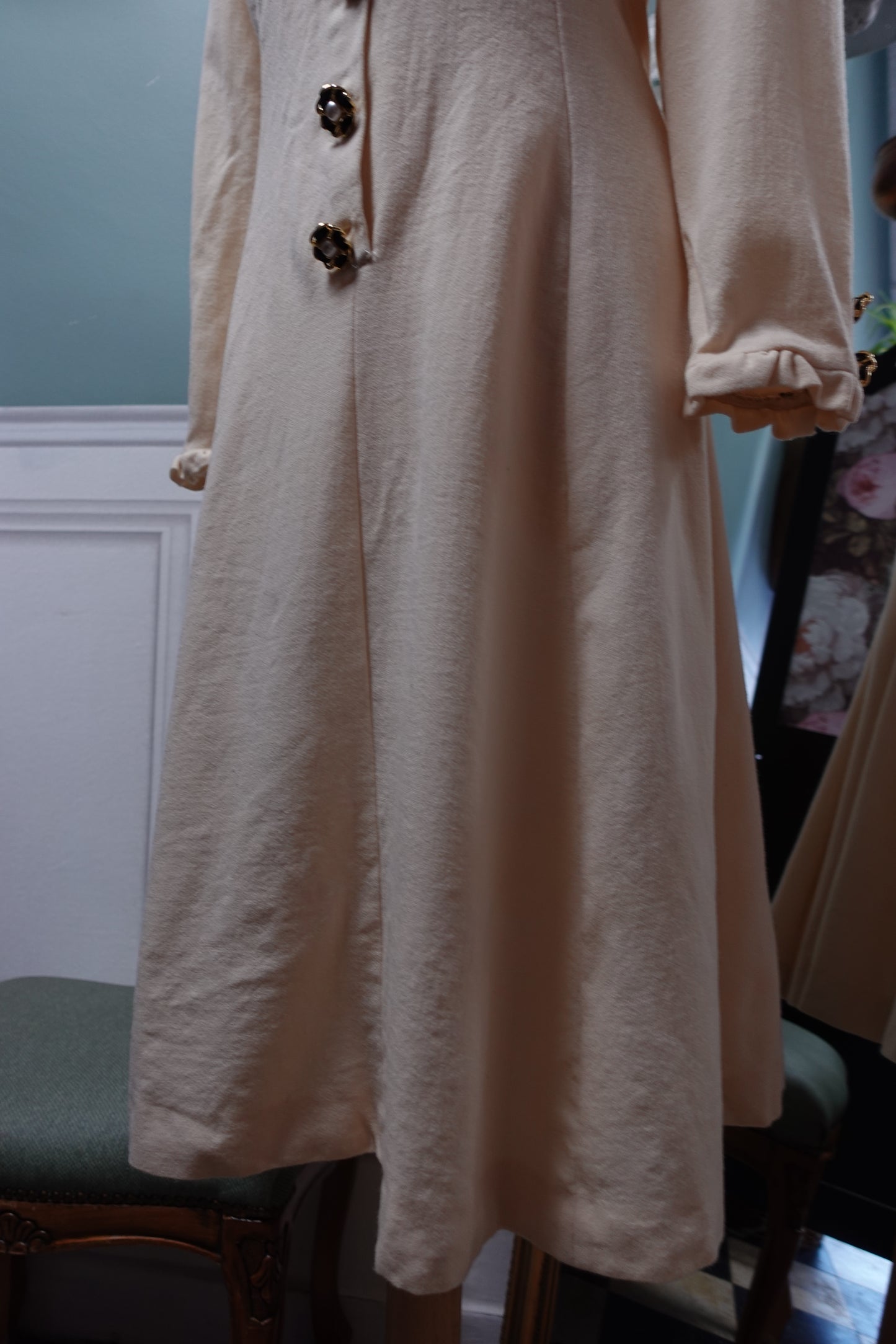 : Robe Midi en Laine Fine et Boutons Bijoux — Confection Italienne Rétro