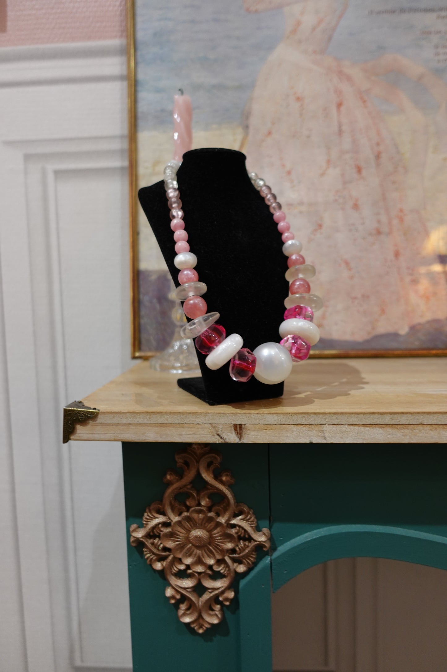 Collier vintage artisanal en perles fantaisie roses et blanches – 45 cm