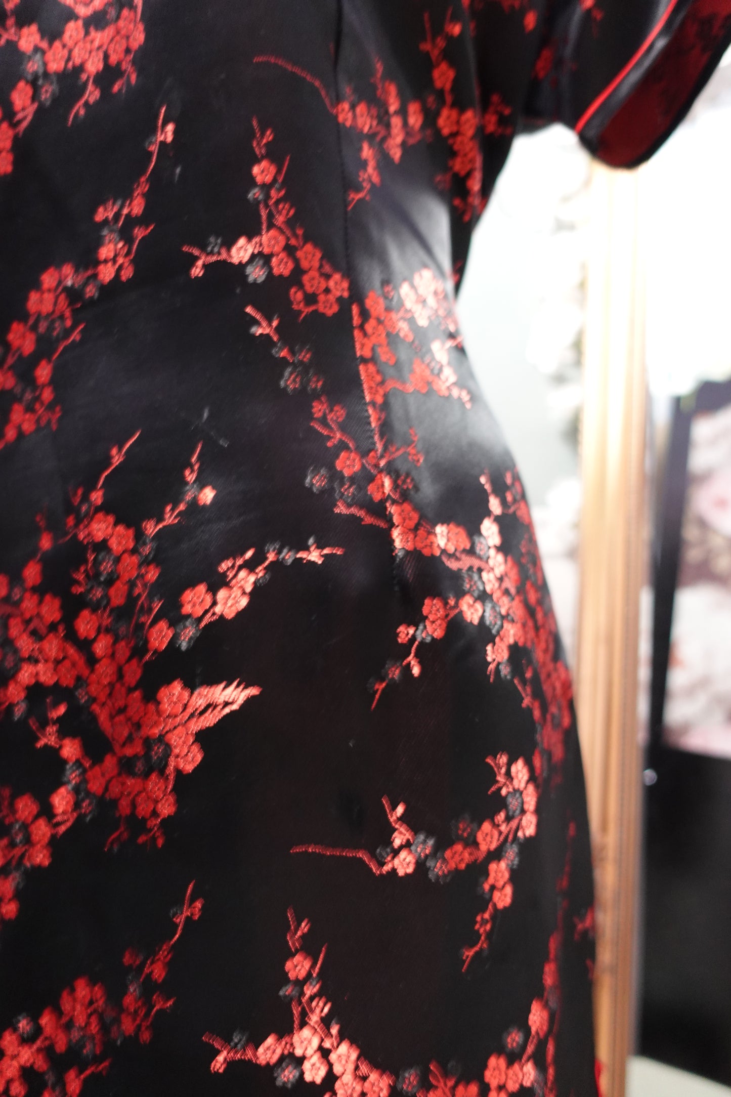 Robe Qipao Vintage en Soie Noire & Brocarts Rouges