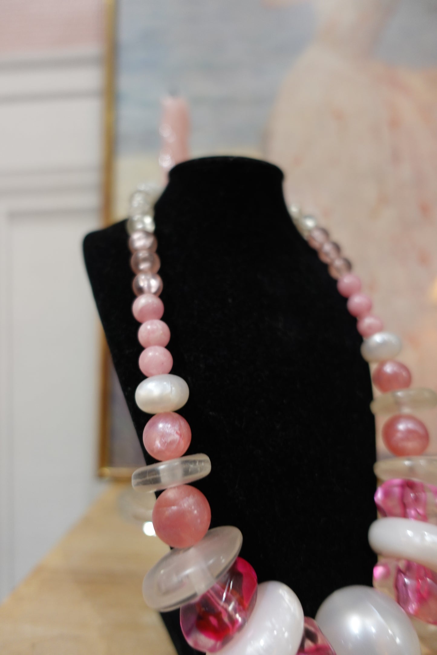 Collier vintage artisanal en perles fantaisie roses et blanches – 45 cm