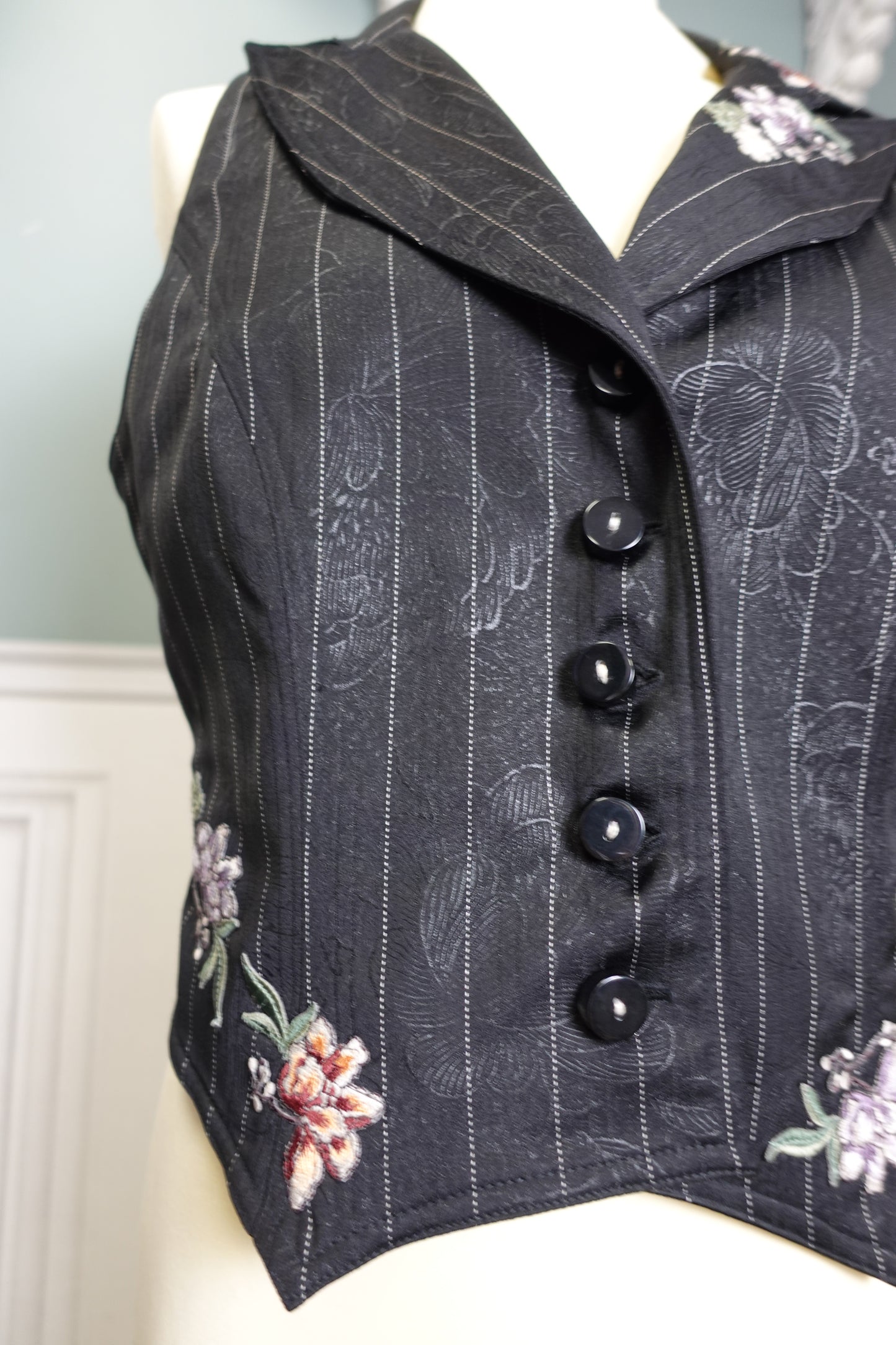 Gilet de costume vintage noir brodé à fines rayures