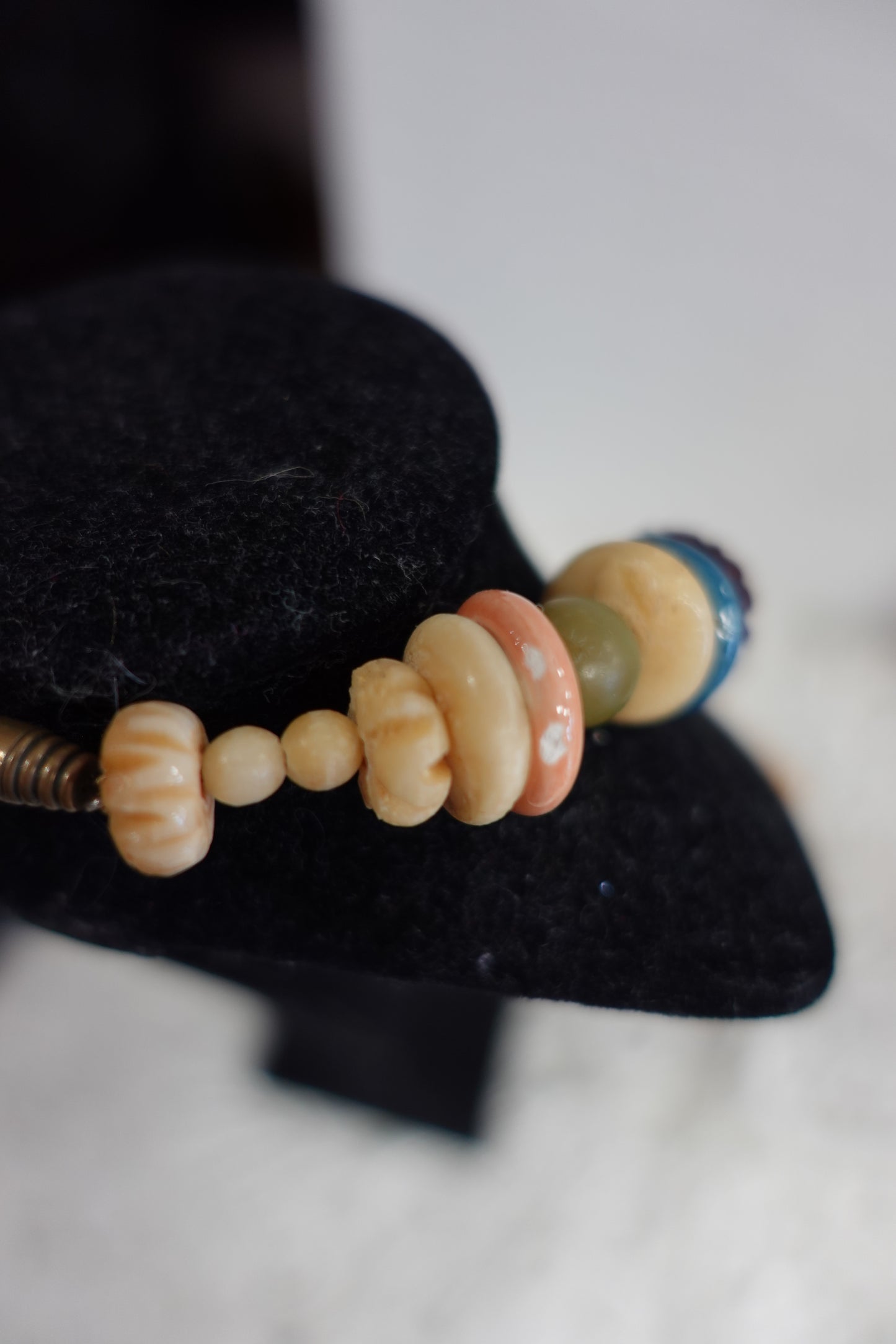 Collier Plastron "Trésor Antique" - Perles Sculptées & Laiton
