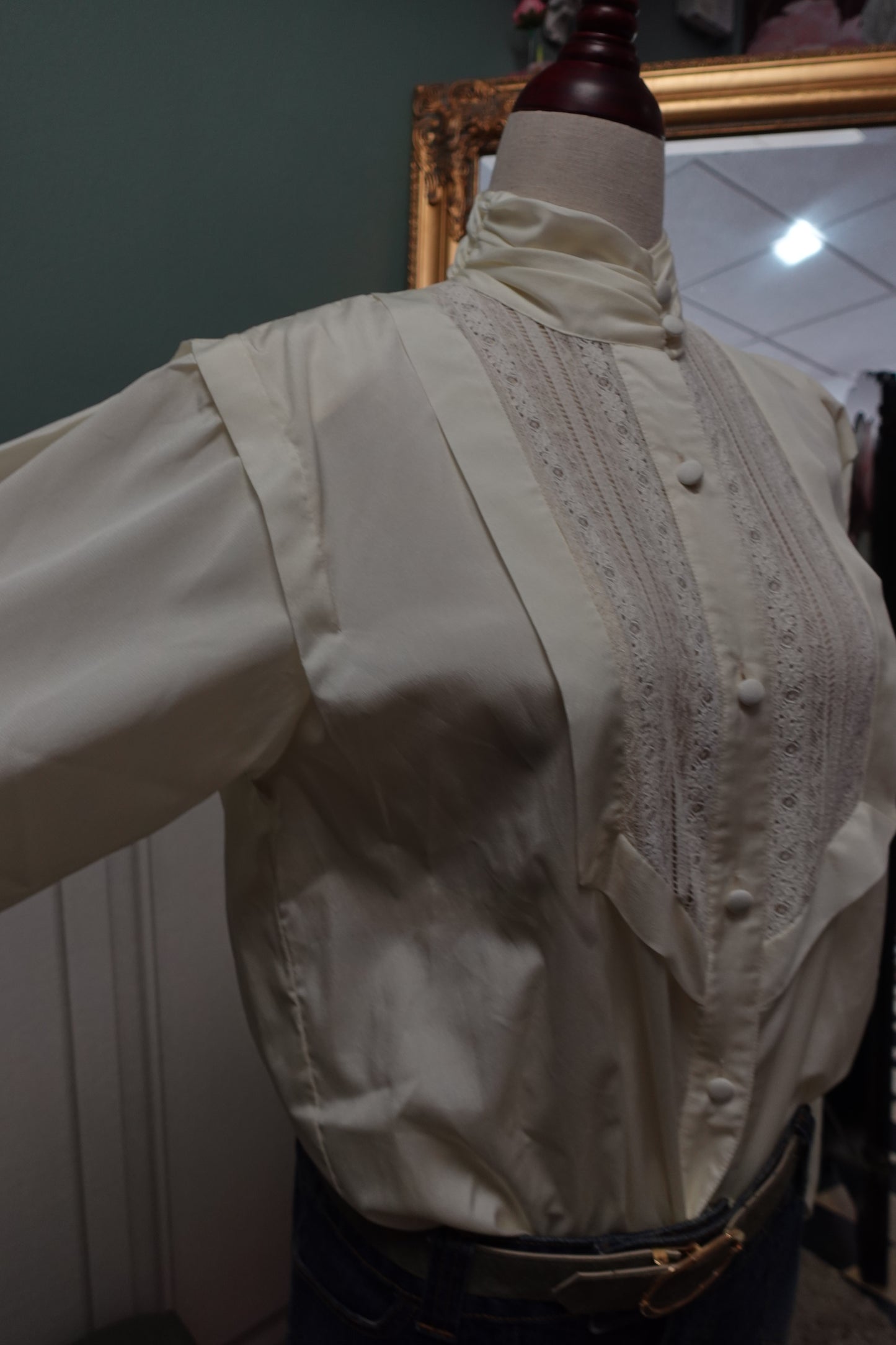Chemisier en dentelle et col montant – Ted Lapidus Vintage – Ivoire