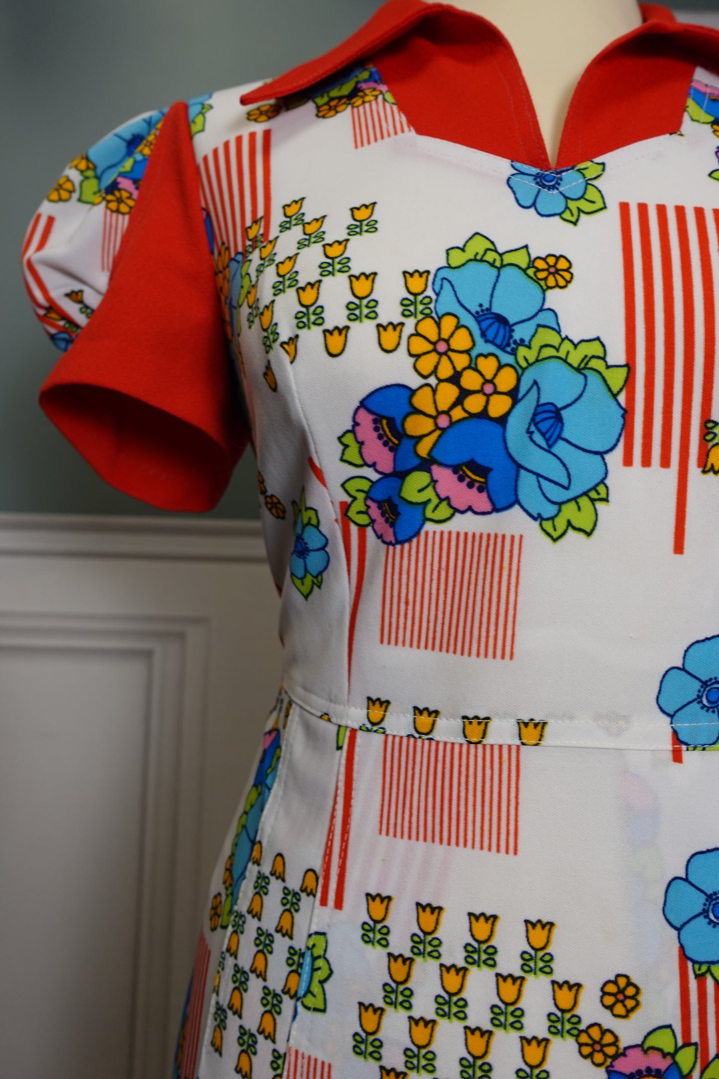Robe vintage années 60/70 à imprimé floral graphique