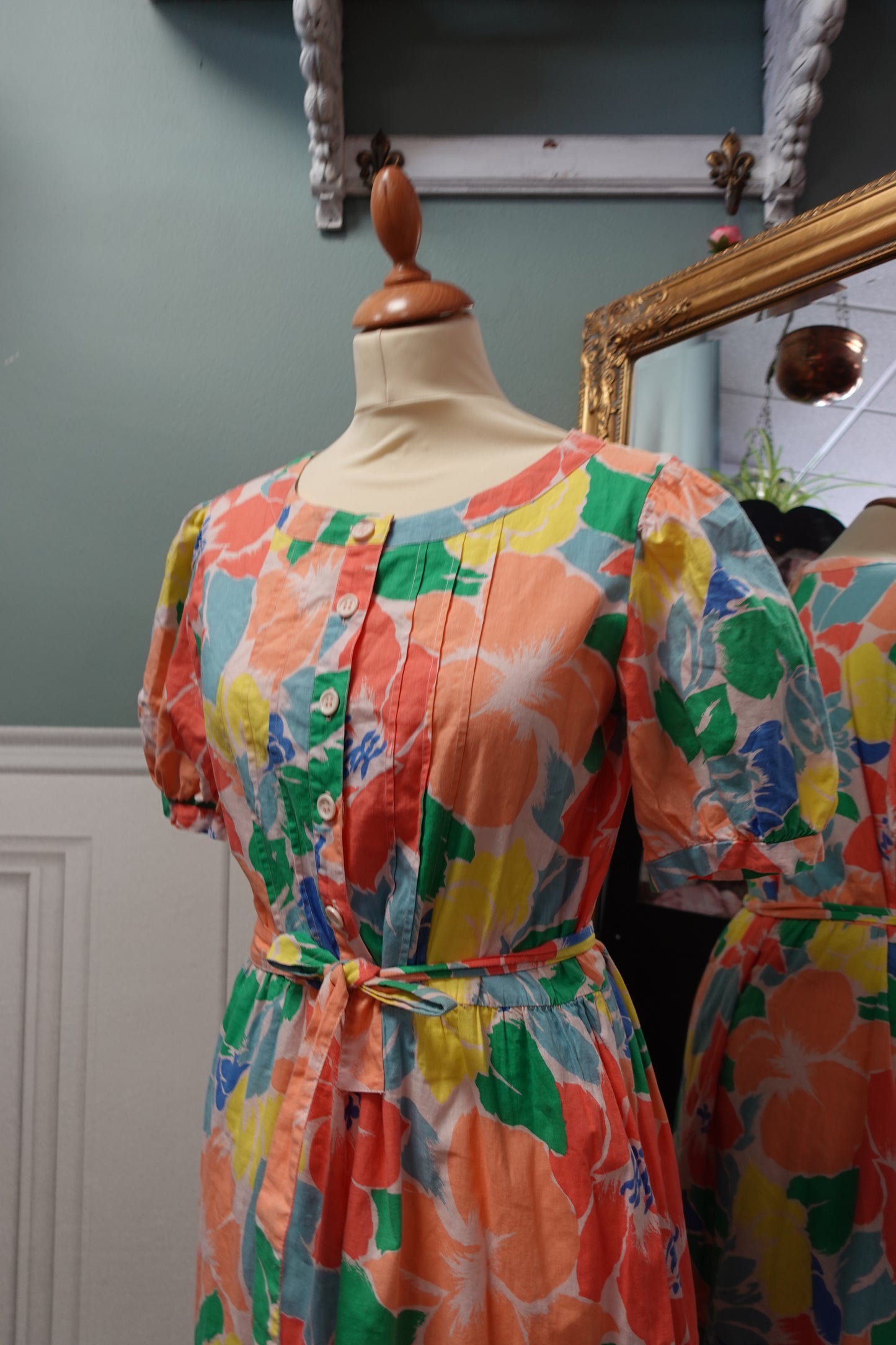 Robe vintage fleurie Made in France 100 % coton – Ceinturée