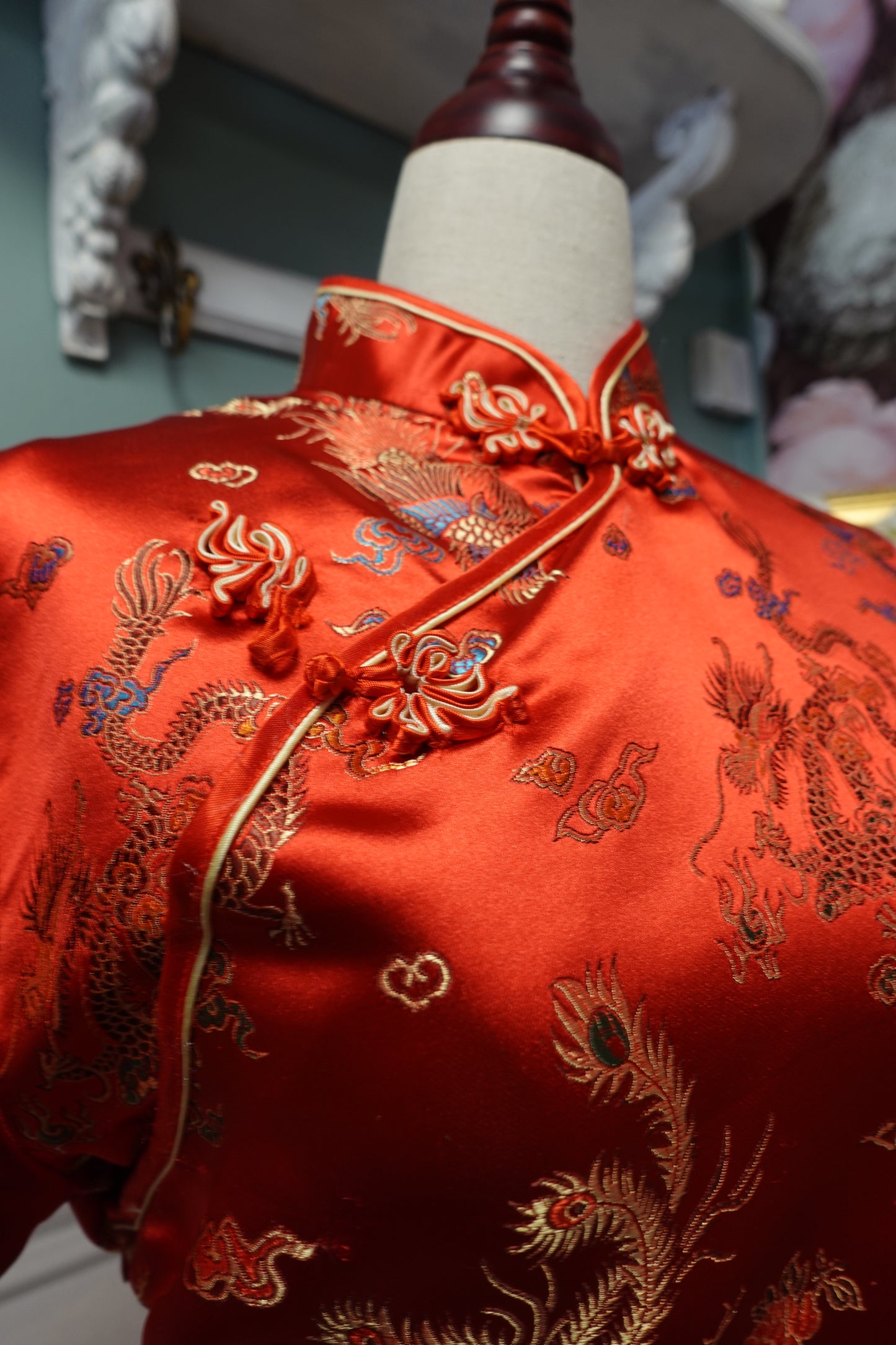 Robe Qipao Rétro en Brocart Satiné – Rouge Impérial