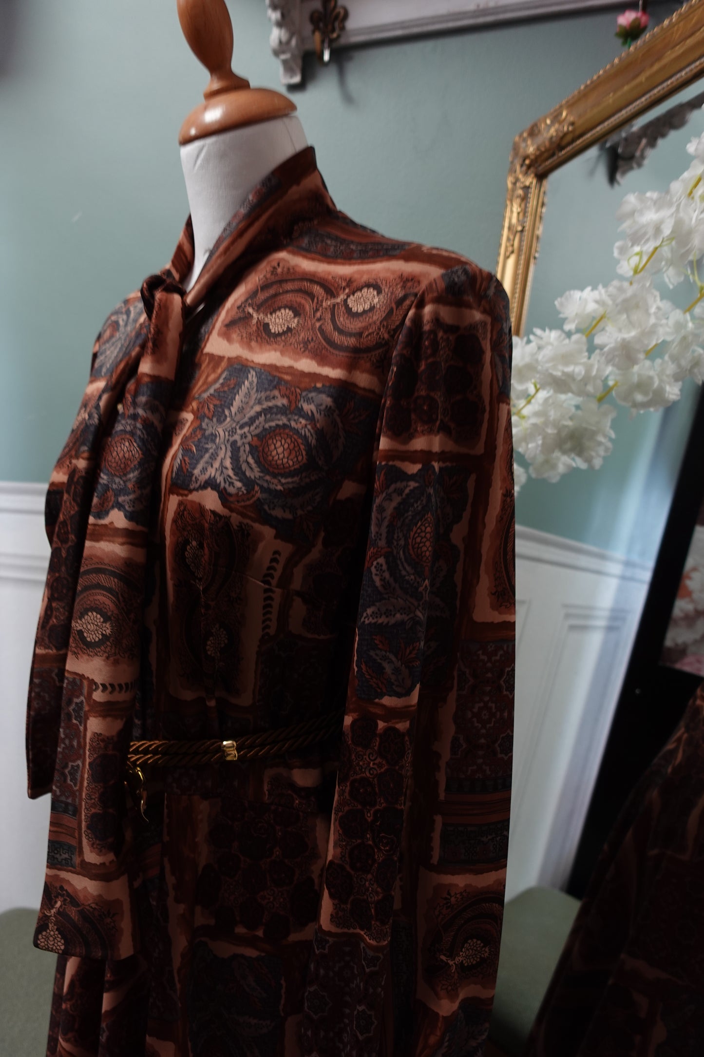 Robe Midi Vintage à Motifs Graphiques Marron & Col Lavallière
