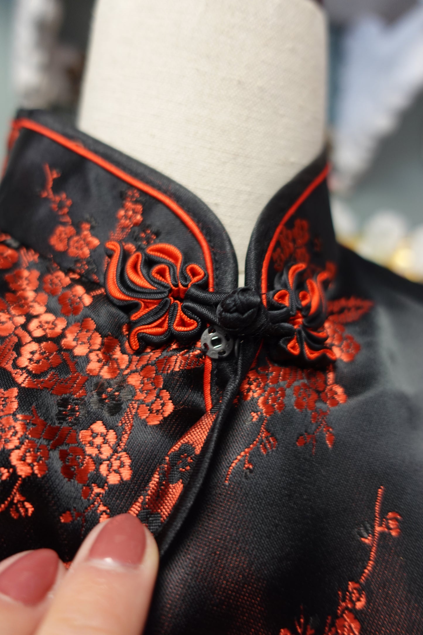 Robe Qipao Vintage en Soie Noire & Brocarts Rouges