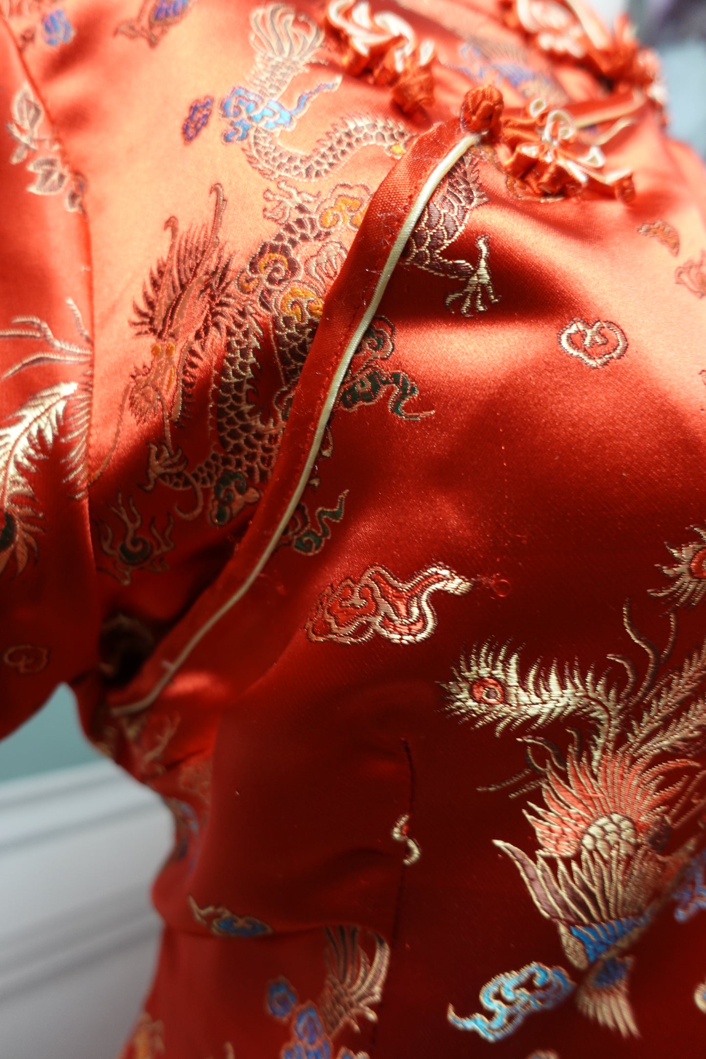Robe Qipao Rétro en Brocart Satiné – Rouge Impérial