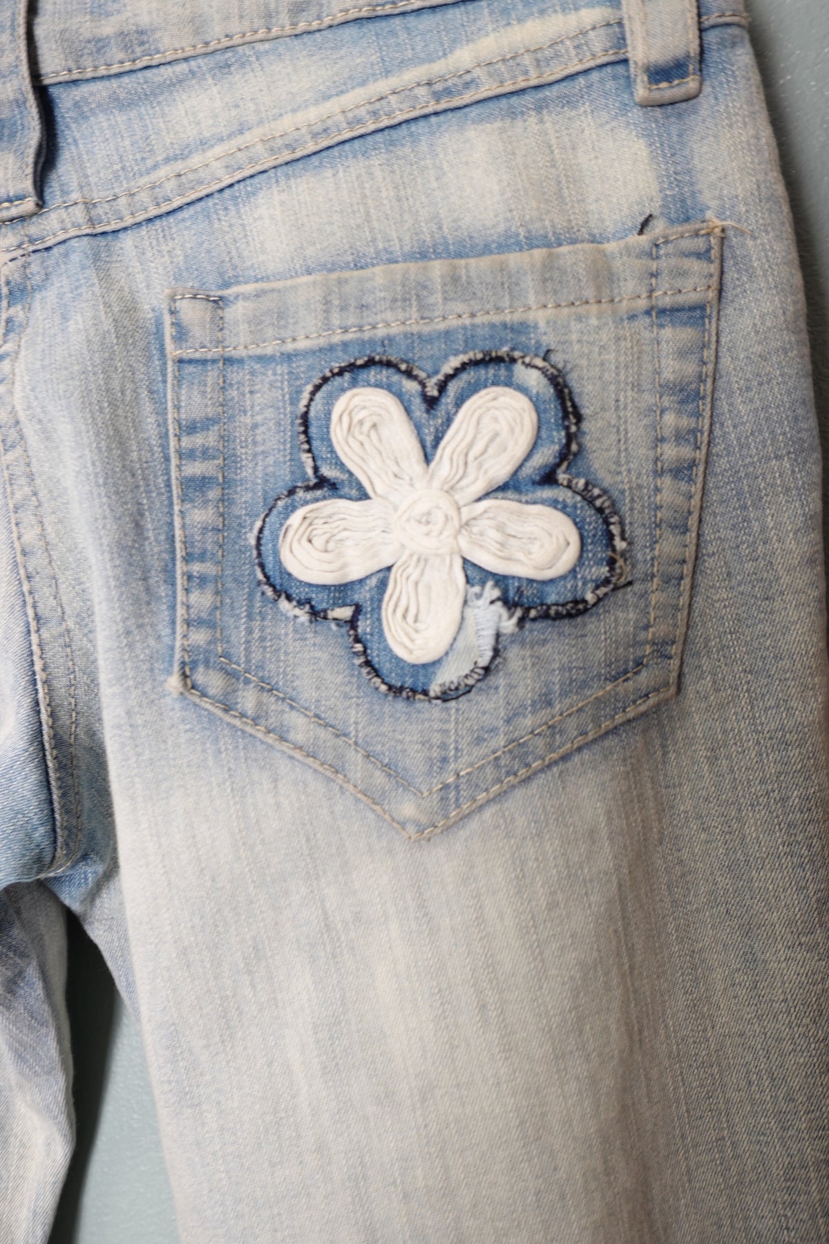 Jean Flare Vintage Y2K à fleurs brodées – La pépite des années 2000 🌼