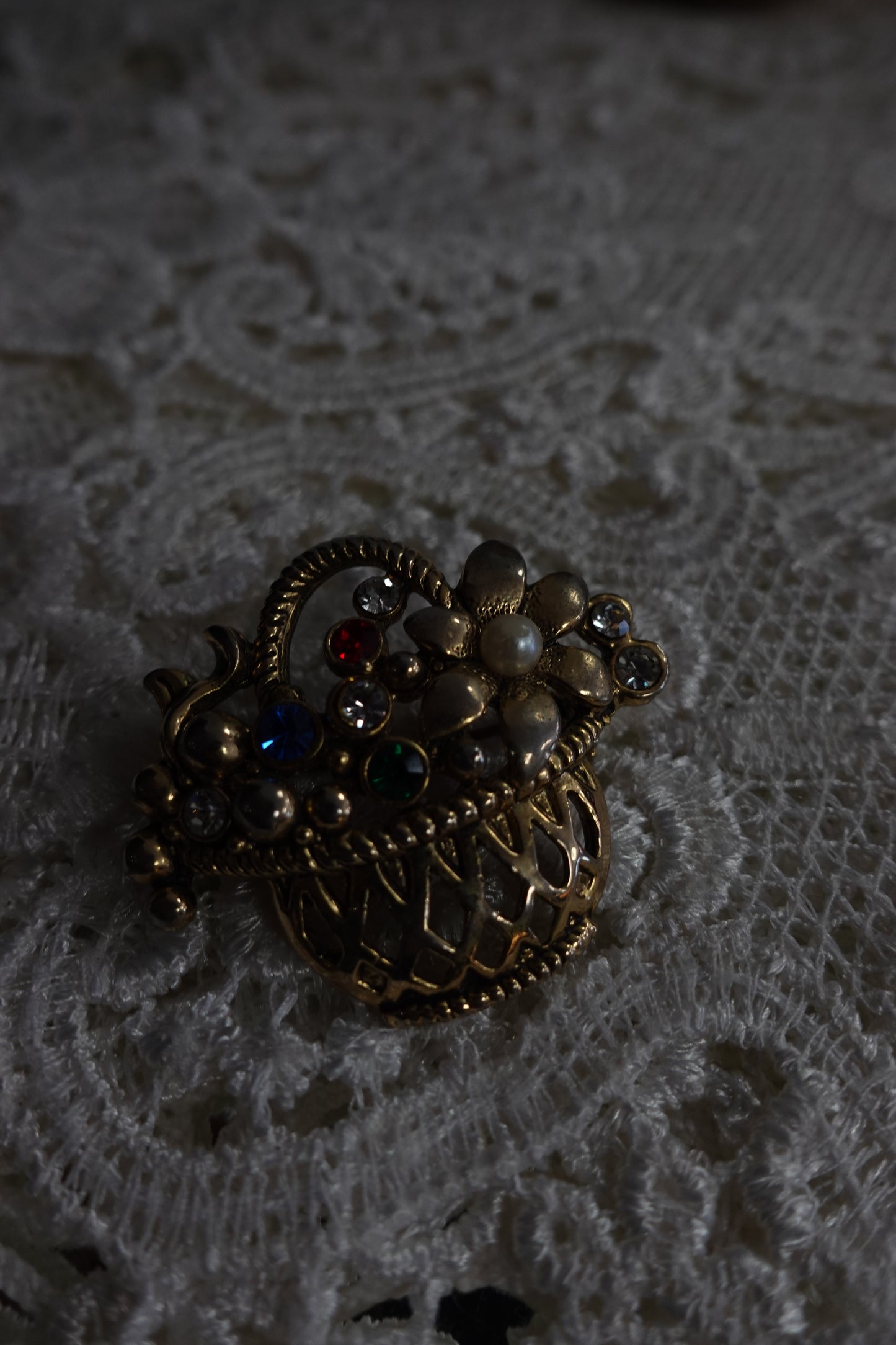 Broche Vintage Panier de Fleurs - Strass & Dorure