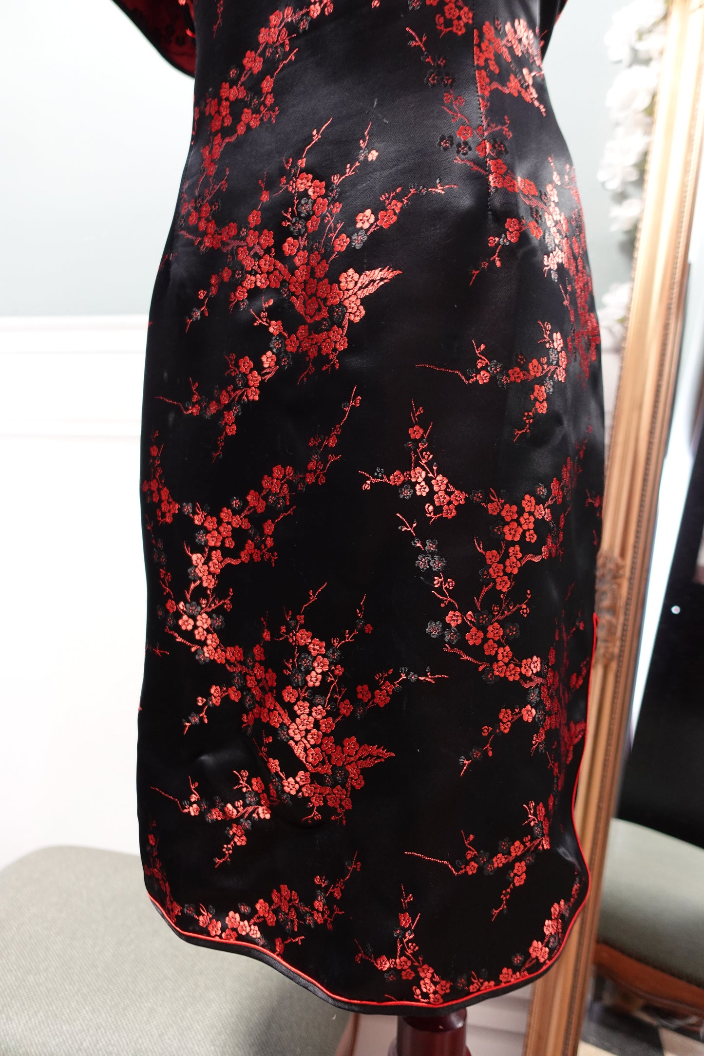 Robe Qipao Vintage en Soie Noire & Brocarts Rouges