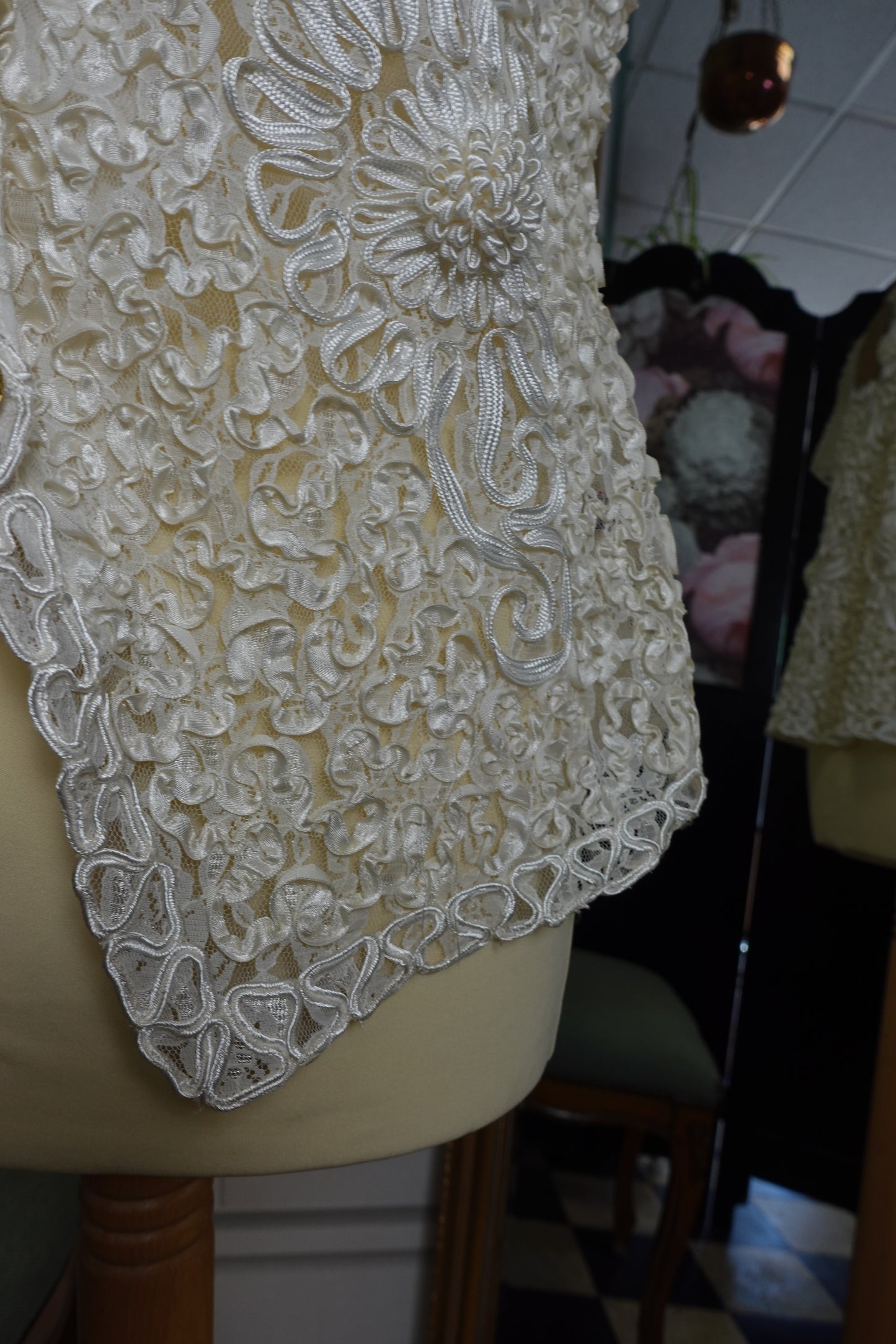 Gilet vintage blanc texturé à appliqués floraux