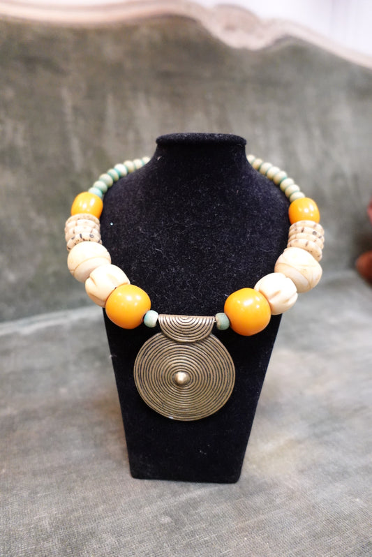 Collier Torque Vintage - Style Ethnique Tribal - Os Sculpté & Résine Ambrée - Années 80